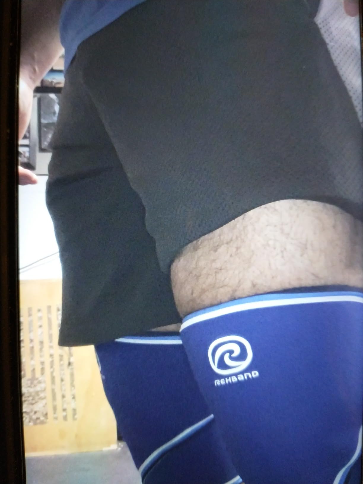 Rehband 7051 Classic 7mm V-Knee-Sleeve for Weightlifting, Competition Grade Powerlifting Knee Sleeve, Compression Sleeve for Crossfit, Squats, Gym, Colour:Blue - 1 Pair, Size:Medium customer photo 2