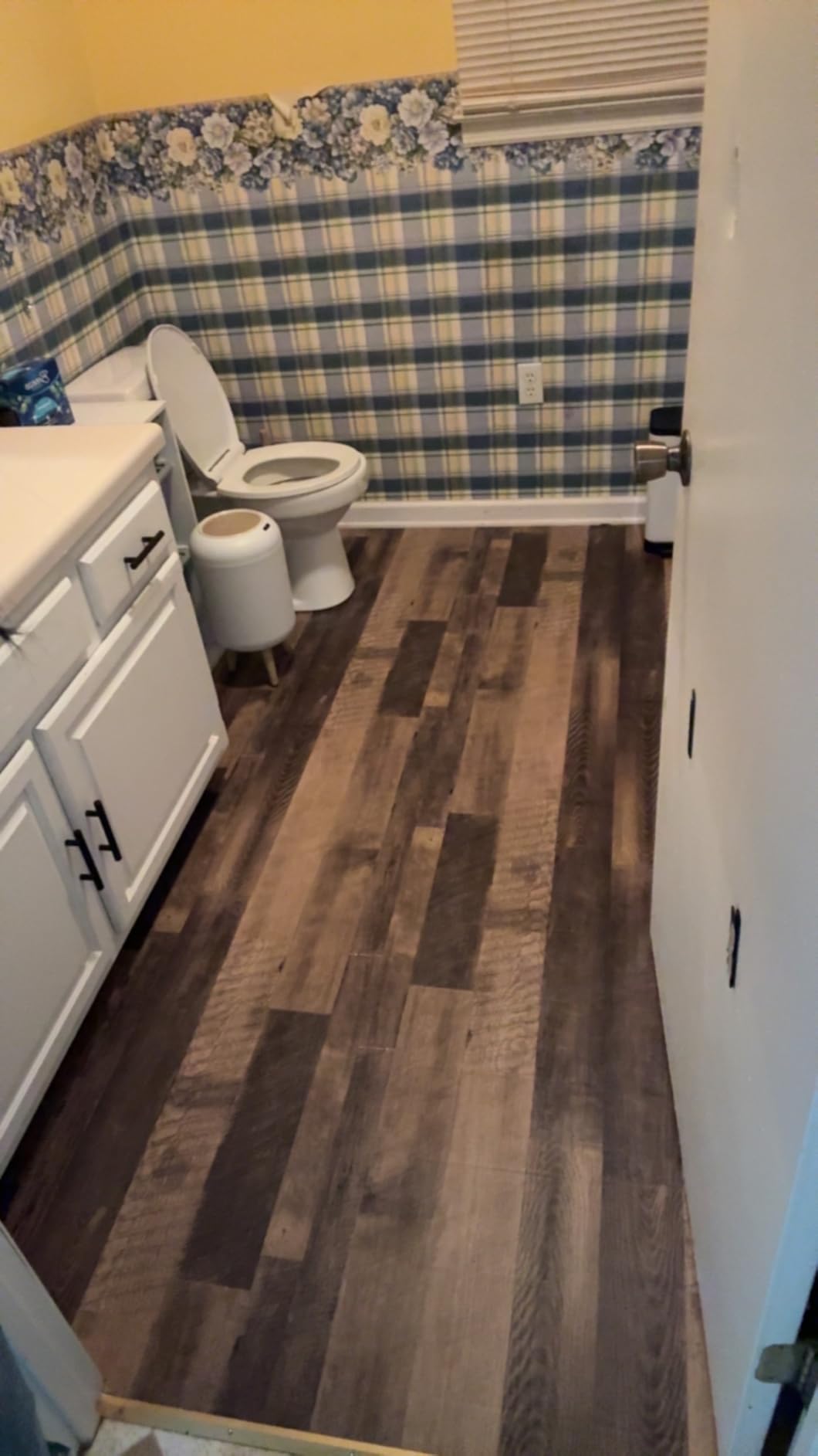 Livelynine Reclaimed Wood Vinyl Flooring Roll Waterproof Vinyl Plank Flooring Peel and Stick Wood Planks for Walls Kitchen Bathroom Floor Desk Countertop Covers Accent Wall Stick on Shiplap 15.8x78.8 customer photo 2