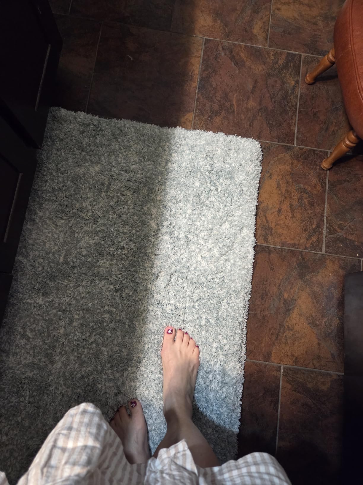 Yimobra Bathroom Rugs Non Slip Washable, Ultra Soft and Water Absorbent Bath Mats, Fluffy Shower Mat Outside, Plush Matts for Bathroom Floor/Sink, 24X17, Home Decor Accessories, Light Gray and White customer photo 1