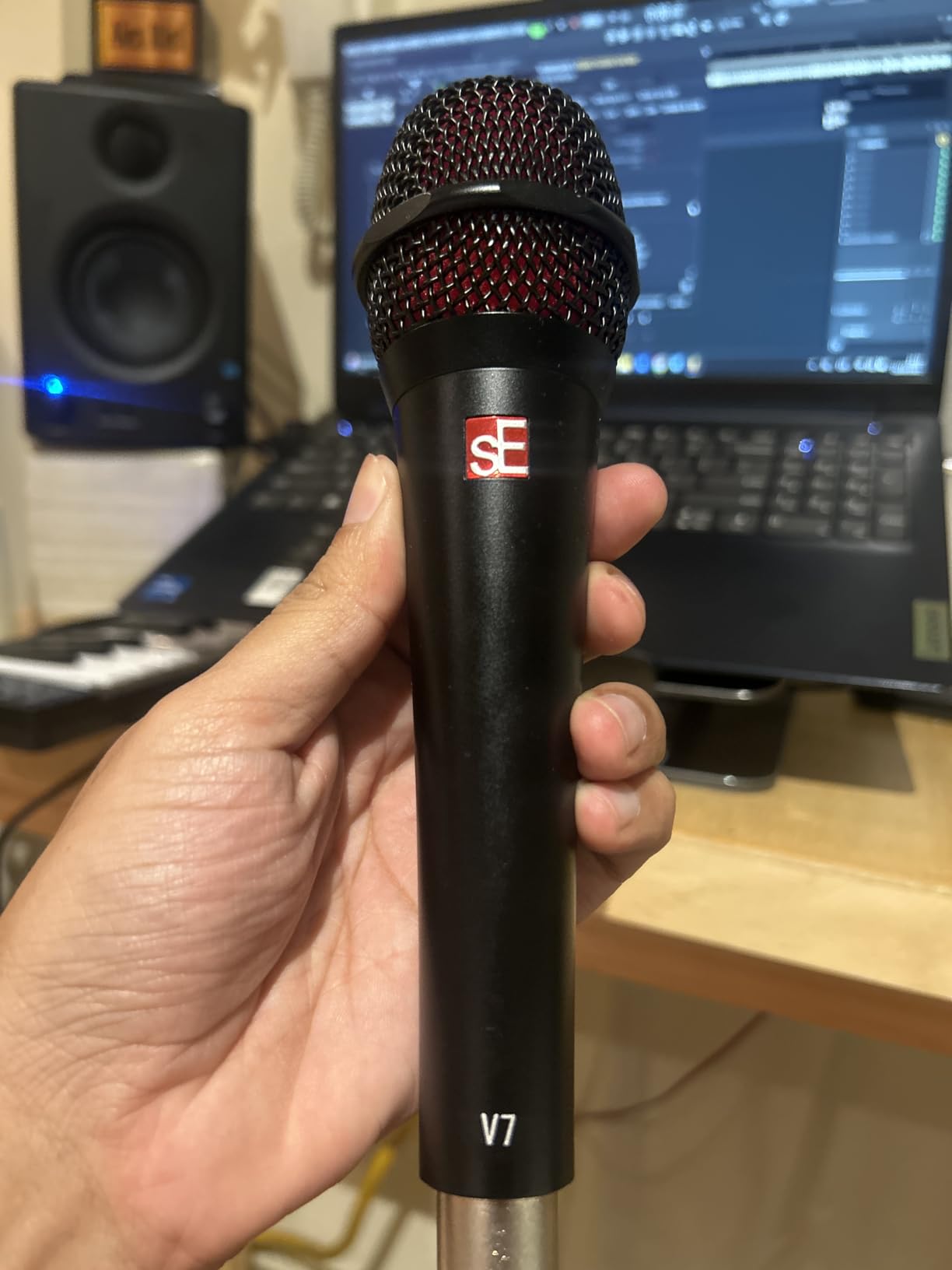 SE ELECTRONICS V7 Dynamic Microphone for Singing, Speech & Studio Recording - XLR Handheld Professional Microphone with Supercardioid Aluminum Voice Coil for Huge Gain Before Feedback - Black customer photo 2