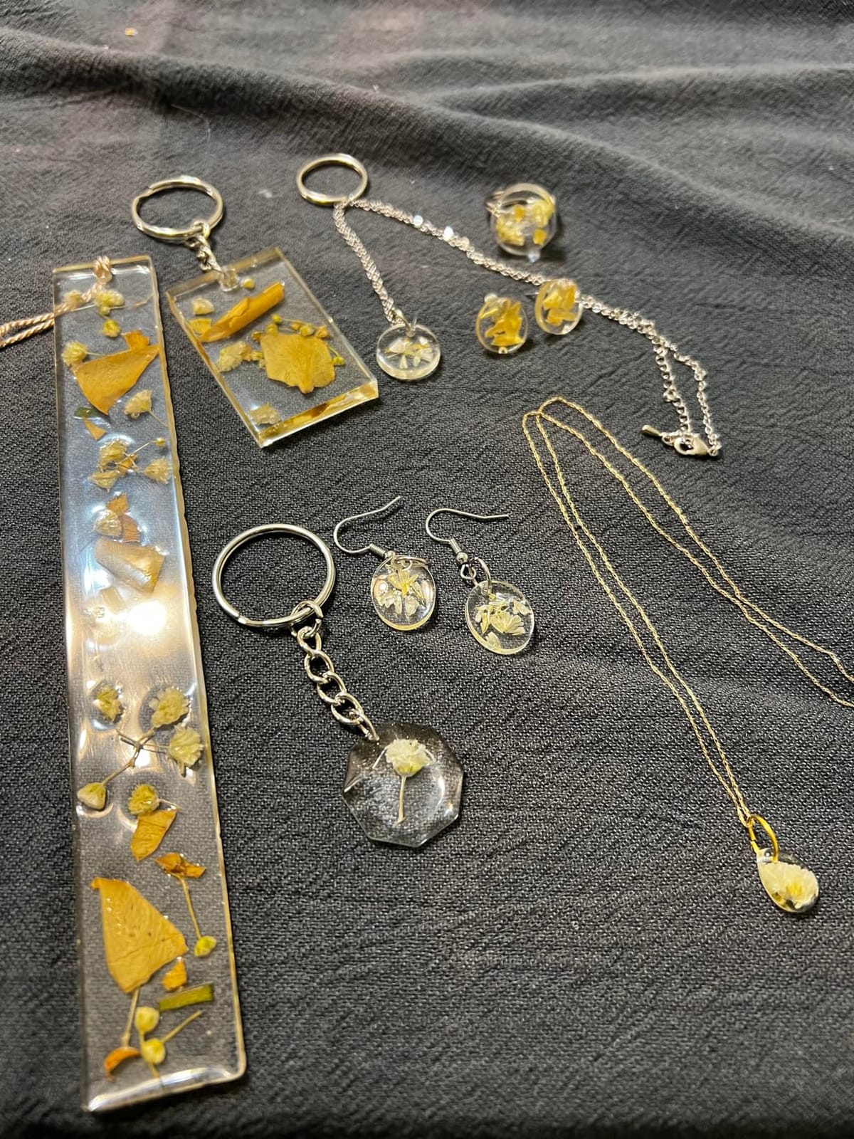 Piccassio Epoxy Resin Kit for Beginners - 208-Piece Jewelry Making & Craft Kit with Molds, Dried Flowers, Glitter & Tools - Complete Starter Set for Keychains, Bookmarks, Pendants & DIY Resin Art customer photo 2