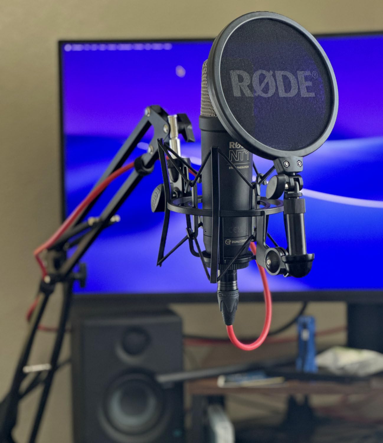 Amazon Basics Adjustable Microphone Boom Arm Stand, 14 inch, Supports Standard Microphones, Adjustable Tension, Includes Pop Filter & Windscreen, Desk Clamp Mount, Black customer photo 1