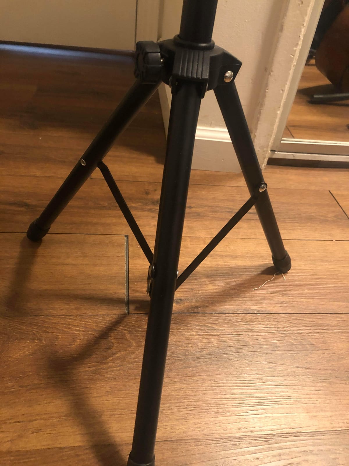 lotmusic Sheet Music Stand, Portable Music Stand, Foldable and Height-Adjustable Music Stand with Bag, Sheet Music Clip, Light, Suitable for Playing Musical Instruments and Traveling Out customer photo 1
