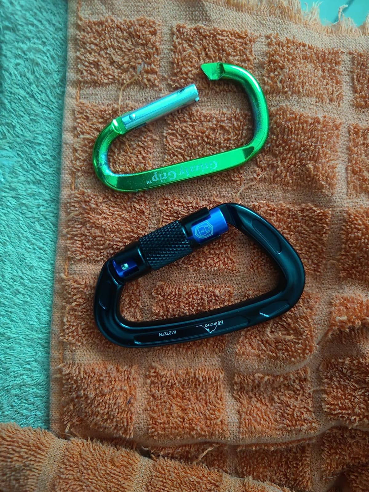 BEIFENG 25KN Auto Locking Carabiner - UIAA Certified Heavy Duty Climbing Carabiners for Rock Climbing, Camping, Rappelling, Hunting, Rescue Equipment - Professional Carabiner Clips (Black) customer photo 2