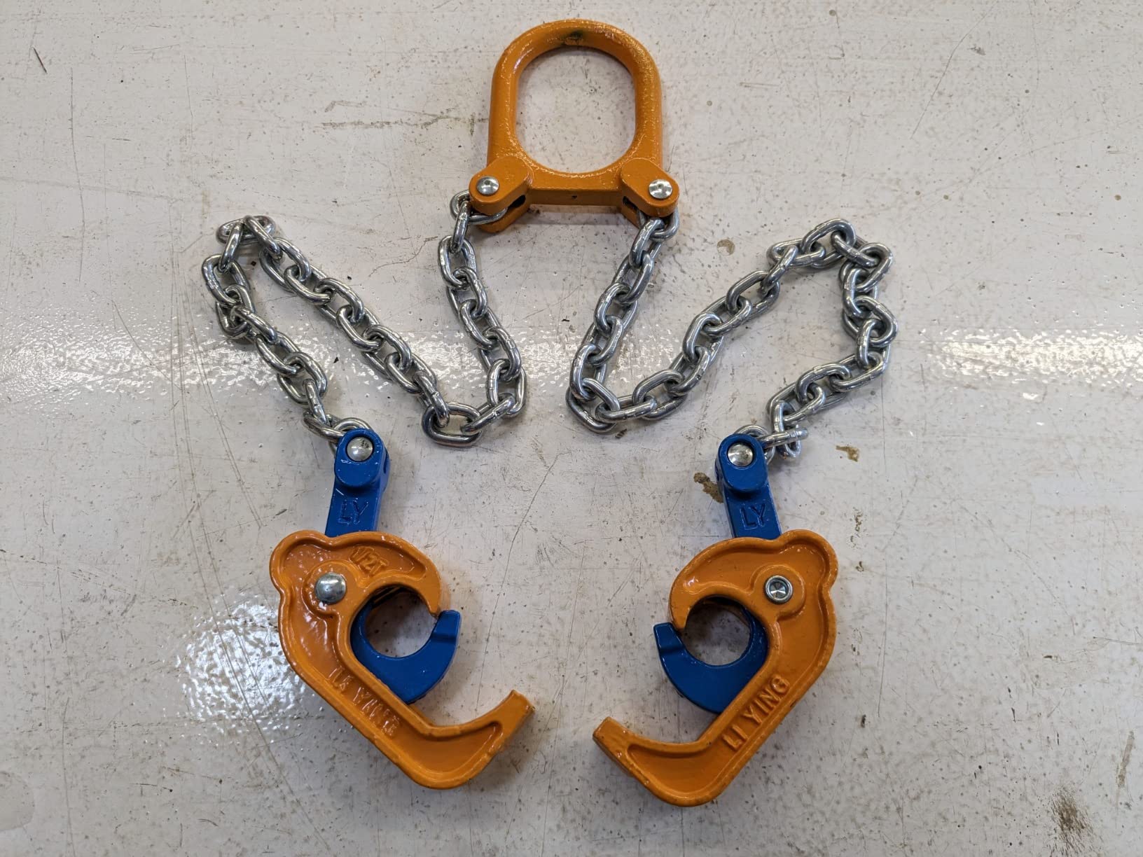 55 Gallon Drum Lift, 2000 lb Chain Drum Lifter for Steel and Plastic Drums | Spring-loaded hooks fit 30 and 55 gallon steel and plastic drums. This product is protected by a US patent. customer photo 1