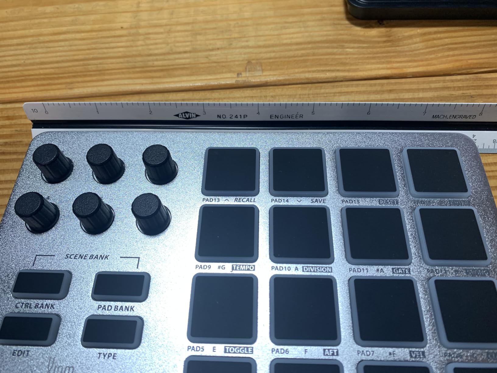 Xjam Mobile Studio MIDI Pad Controller - Apple-style ultra-thin aluminum frame, velocity-sensitive, polyphonic aftertouch, plug & play on iPad, iPhone, Mac, PC customer photo 1