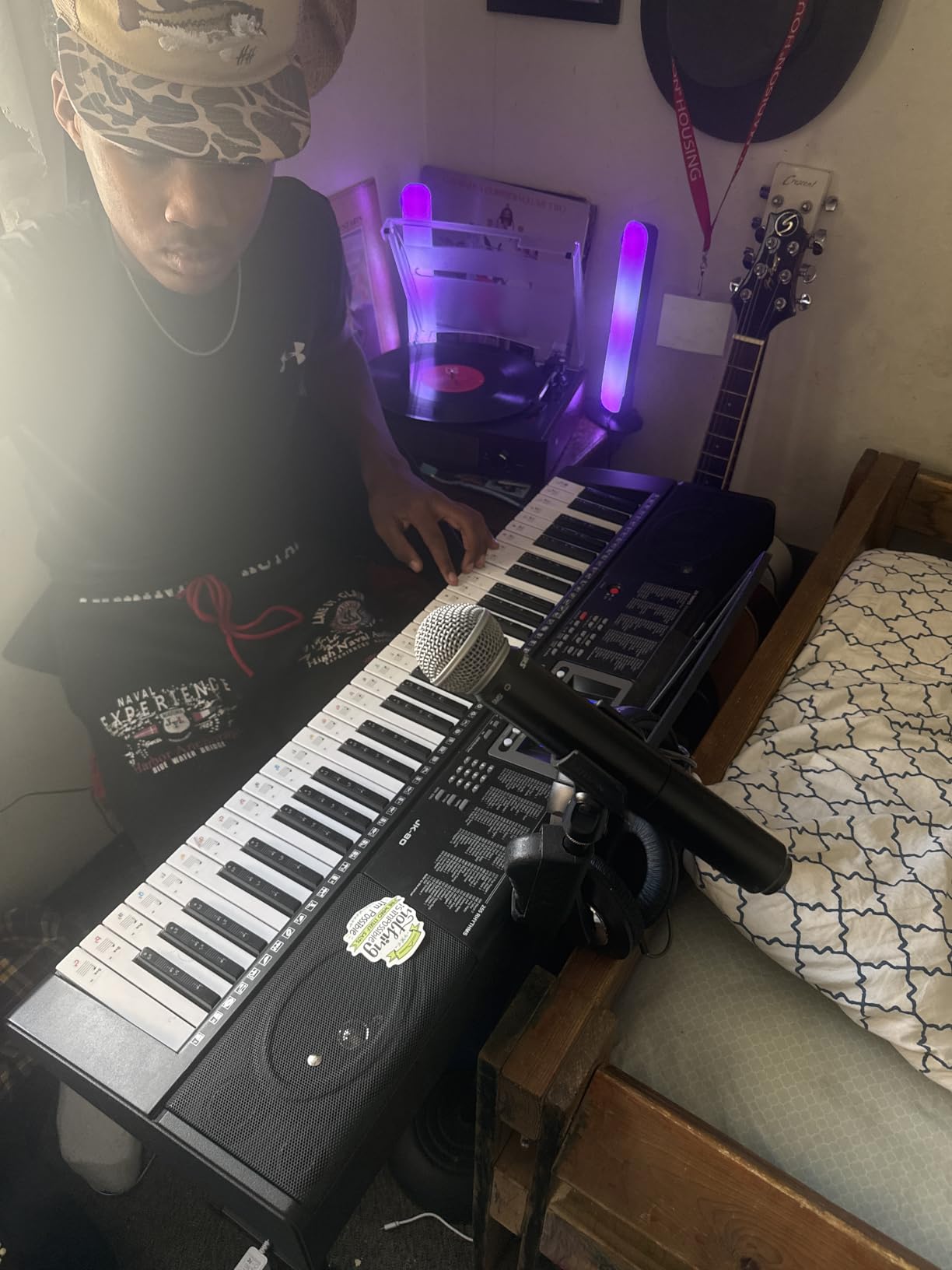Amazon Basics Portable Electric Keyboard Piano with 61 Full Size Keys, Built-in Speakers, Songs for Learning, Digital Piano, Black customer photo 2