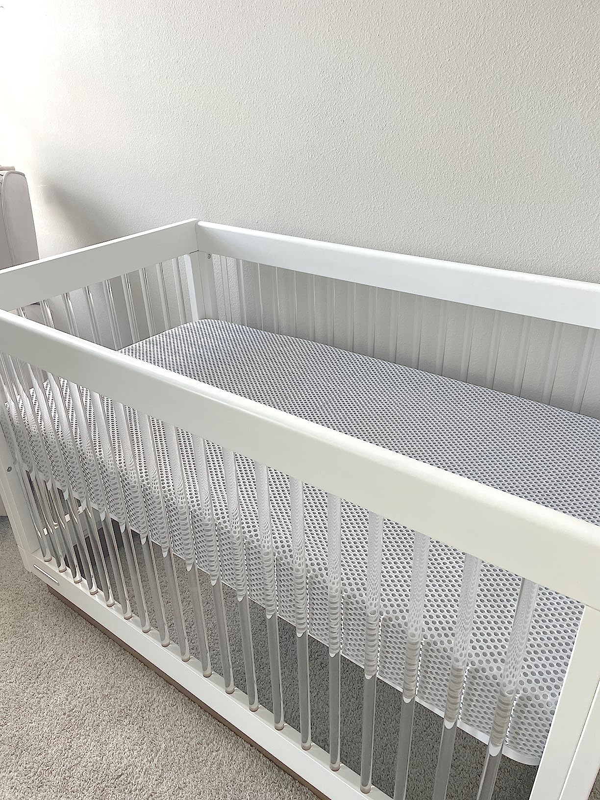 Delta Children James Acrylic 4-in-1 Convertible Crib - Greenguard Gold Certified, Bianca White/Acorn customer photo 2