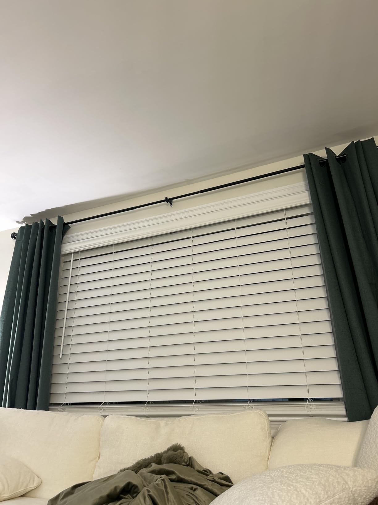 LOTUS & WINDOWARE 2.5-inch Cordless Faux Wood Blind, Plantation Style, 22.5