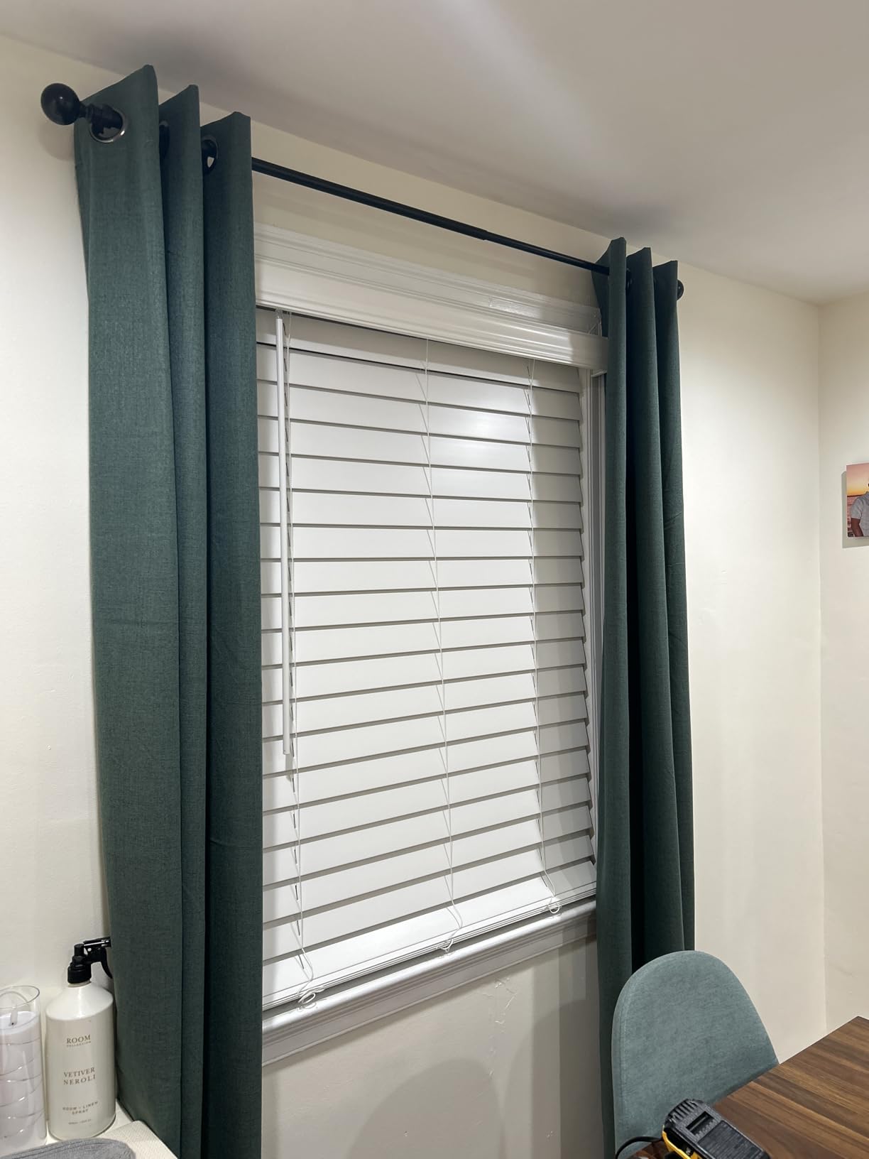 LOTUS & WINDOWARE 2.5-inch Cordless Faux Wood Blind, Plantation Style, 22.5