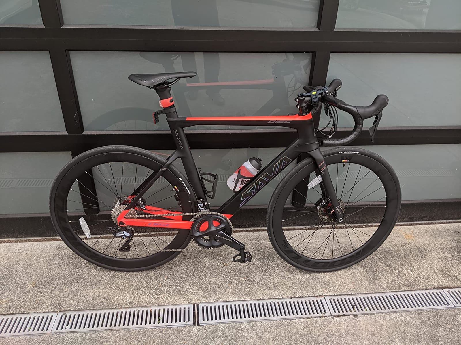 SAVADECK Carbon Disc Road Bike, Integrated Design Racing Bicycle Carbon Frame Carbon Fork with Shimano SORA R3000 Derailleur System 18 Speed Disc Brake customer photo 1