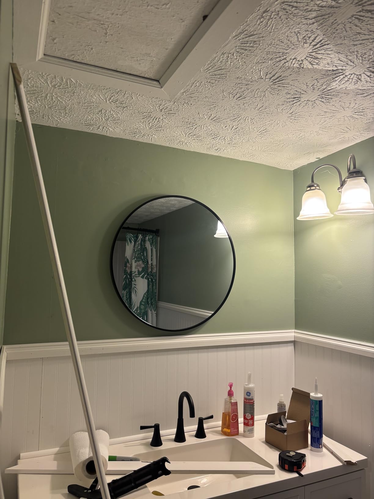 Sunniry Black Round Mirror, Round Mirror 24 inch, Matte Black Metal Frame | High Definition, Rust-resistant, Waterproof, Circle Mirror for Bathroom, Bedroom, Entryway, Living Room, Wall Décor customer photo 2