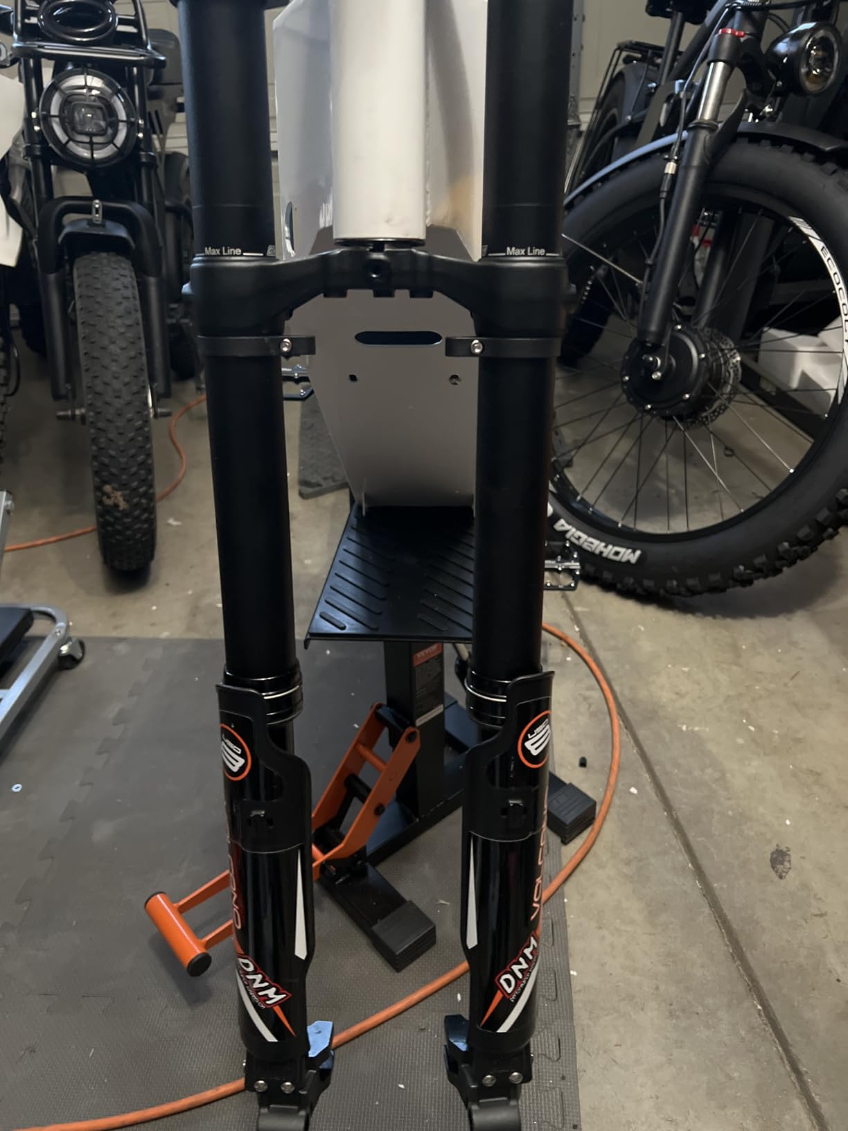 VEVOR Dirt Bike Lift Stand 440 lbs Capacity Motorcycle Jack Lift Stand | For Dirt Pit Bike Repair, Maintenance, Dirt Bike Accessories, Hydraulic Lift Operation, with Height Adjustable Hoist Table customer photo 1