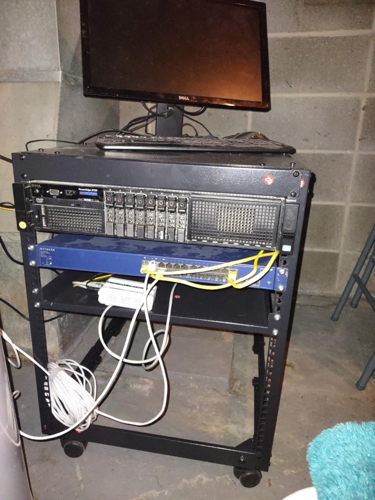 VEVOR 12U Open Frame Server Rack, 23-40 in Adjustable Depth, Free Standing or Wall Mount Network Server Rack, 4 Post AV Rack with Casters, Holds All Your Networking IT Equipment AV Gear Router Modem customer photo 2