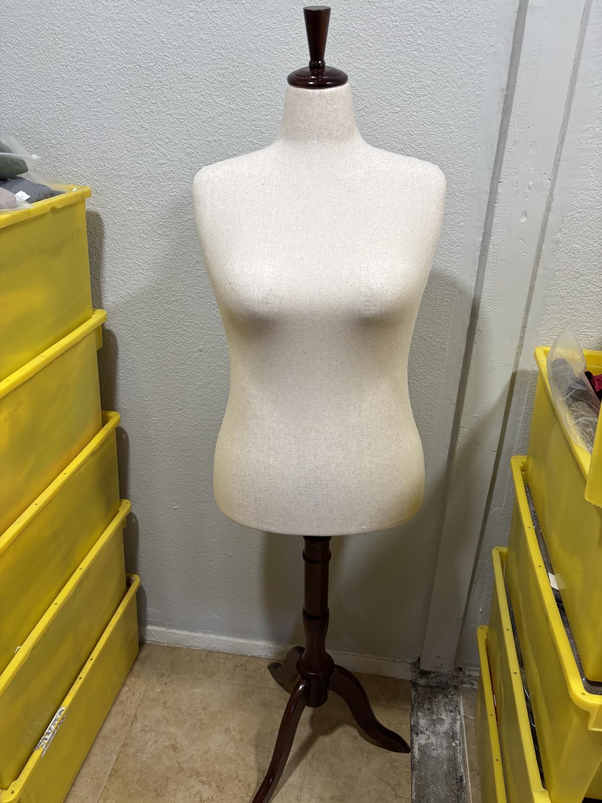 Bonnlo Female Dress Form Size 10-12, Adjustable Height Torso Body with Upgraded Tripod Stand, Medium Size Mannequin for Sewing and Display customer photo 2