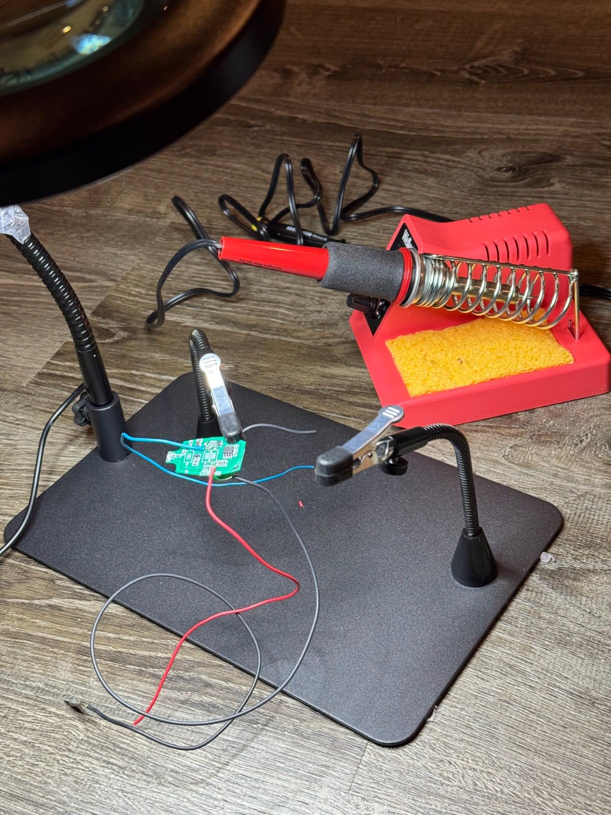 Soldering Helping Hands 12X Magnifying Glass with light and Stand PCB Holder, Drdefi Soldering Station Third Hand Tools Magnifier with Thickening Alligator Clip Large Magnetic Base for Repairing customer photo 2