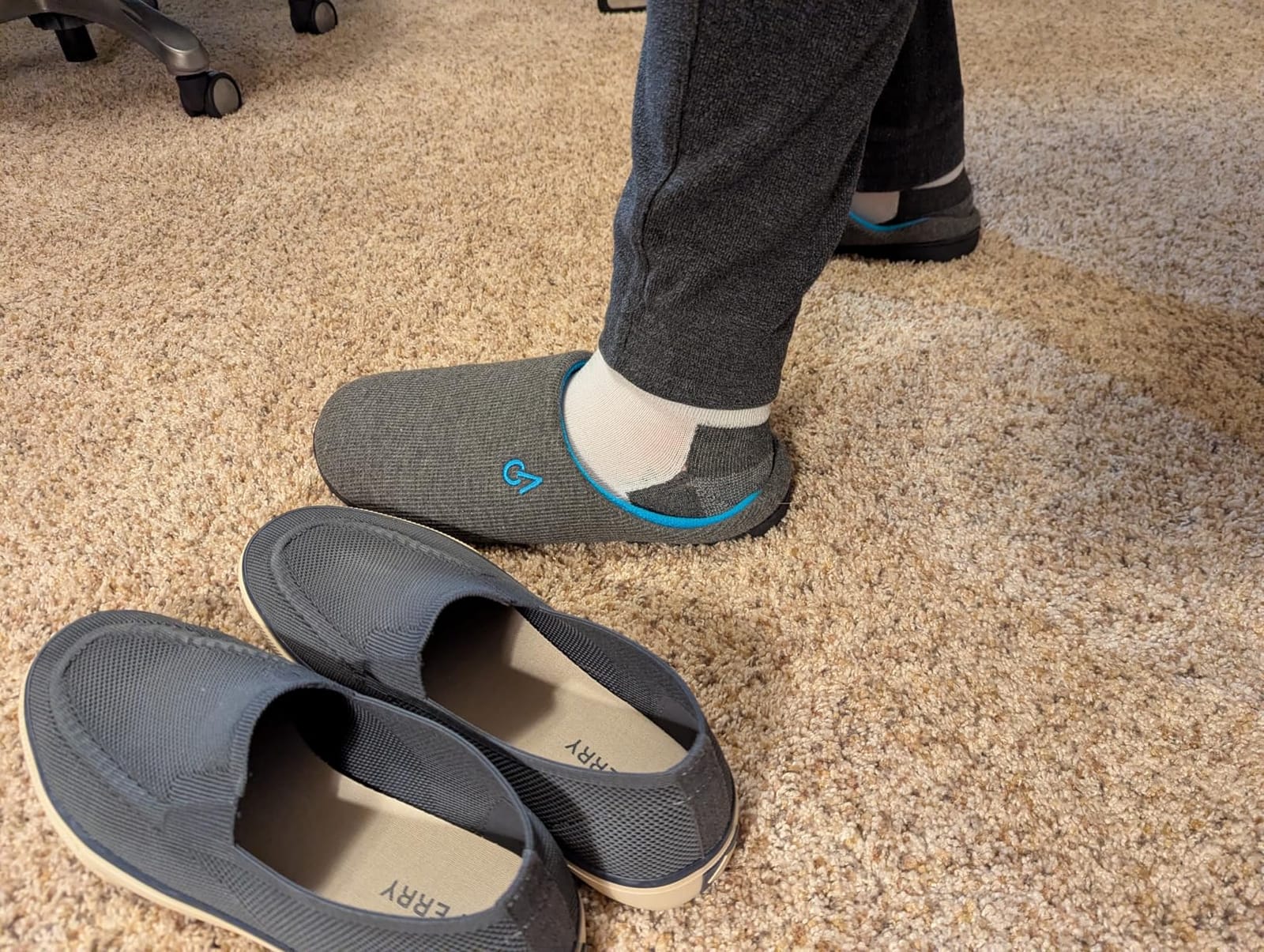 VeraCosy Men's Two-Tone House Slippers Memory Foam Indoor Rubber Sole customer photo 1