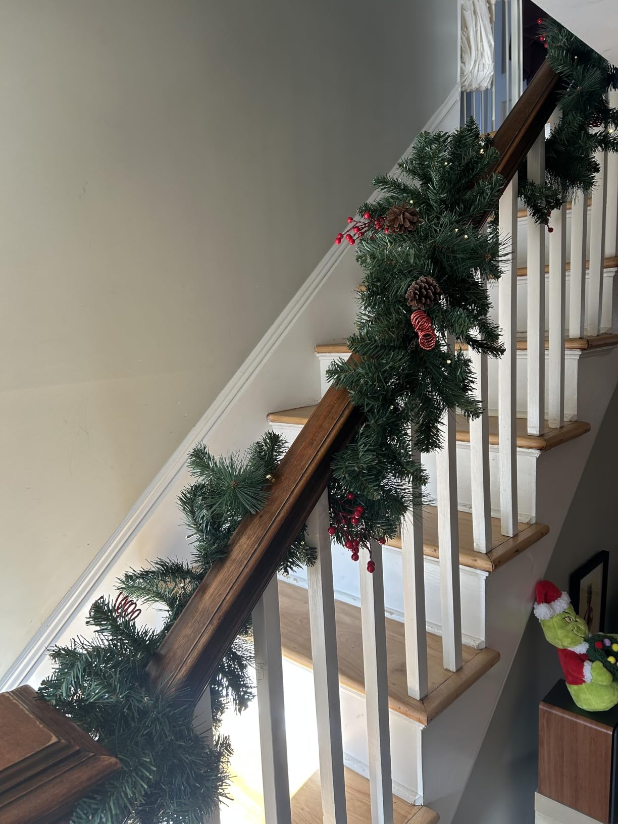 Christmas Garland with Lights 9FT, Lighted Christmas Garland Battery Powered 8 Lighting Modes, 50 LED Lights Garland, Red Berry, Christmas Pine Cone, for Stairs, Front Door, Christmas Decor customer photo 1
