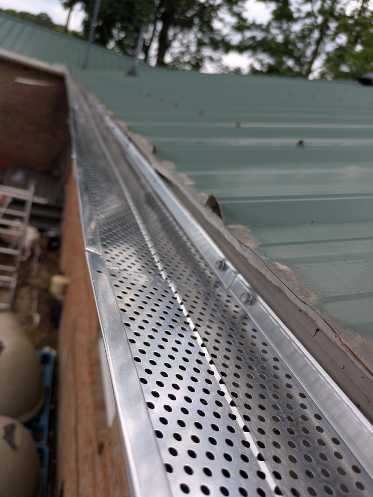 VEVOR Gutter Guard, 5 inch Width, Aluminum Leaf Filter DIY Gutter Cover, 13 PCS 52 ft Total Length, 0.157'' Hole Diameter & 0.02'' Thick Fits Any Roof or Gutter Type customer photo 1