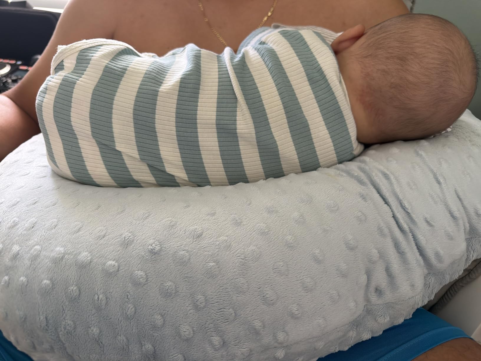 ESEN Nursing Pillow and Body Positioner for Breast Feeding and Bottle Feeding, Ultra Soft Baby Breastfeeding Pillows with Removable Nursing Pillow Cover for More Support for Mom and Baby (Blue) customer photo 1