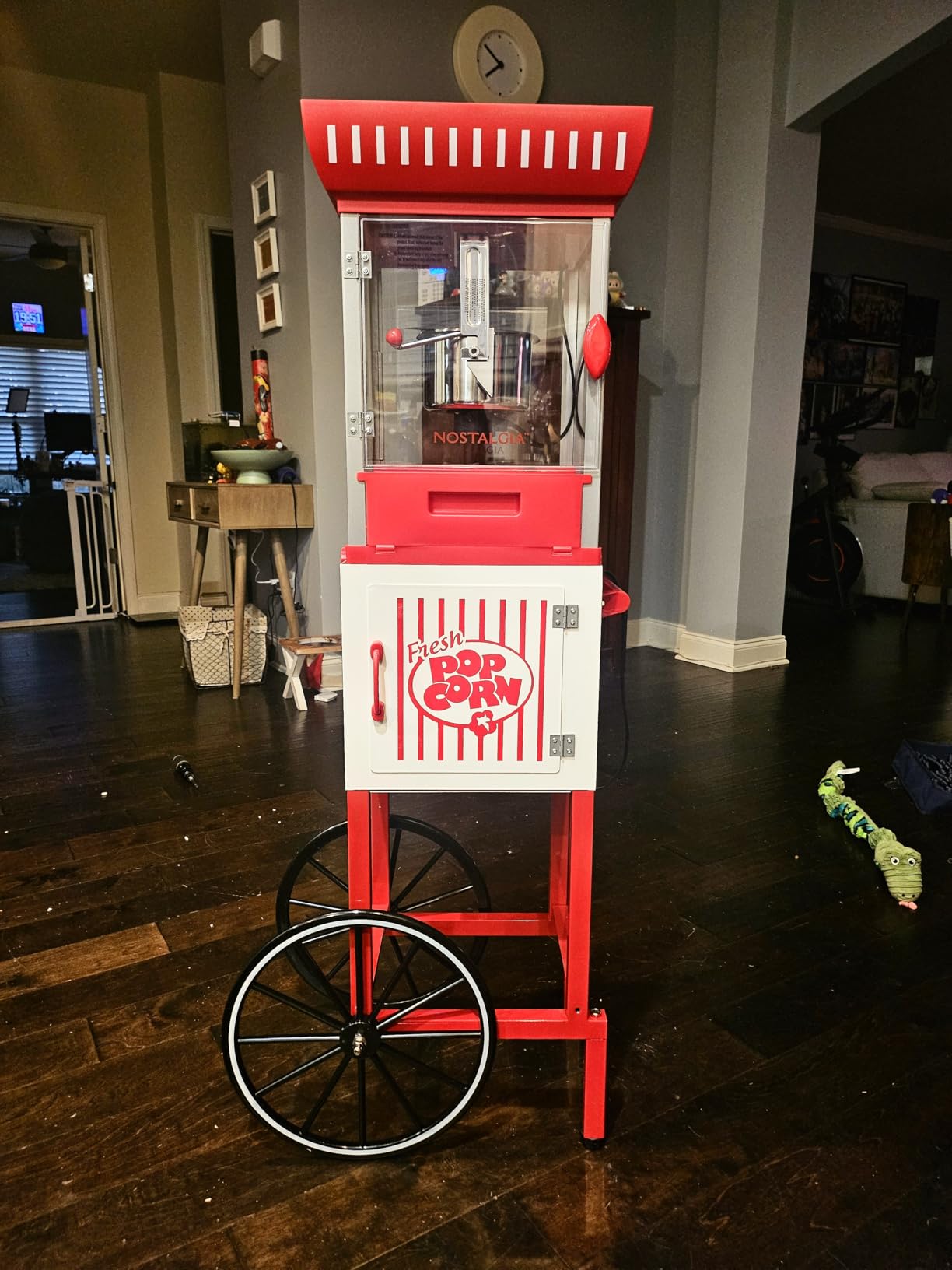 Nostalgia Popcorn Maker Machine - Vintage Theater Style Popcorn Cart With 2.5oz Stainless Steel Kettle, Makes Up To 10 Cups - Black customer photo 1
