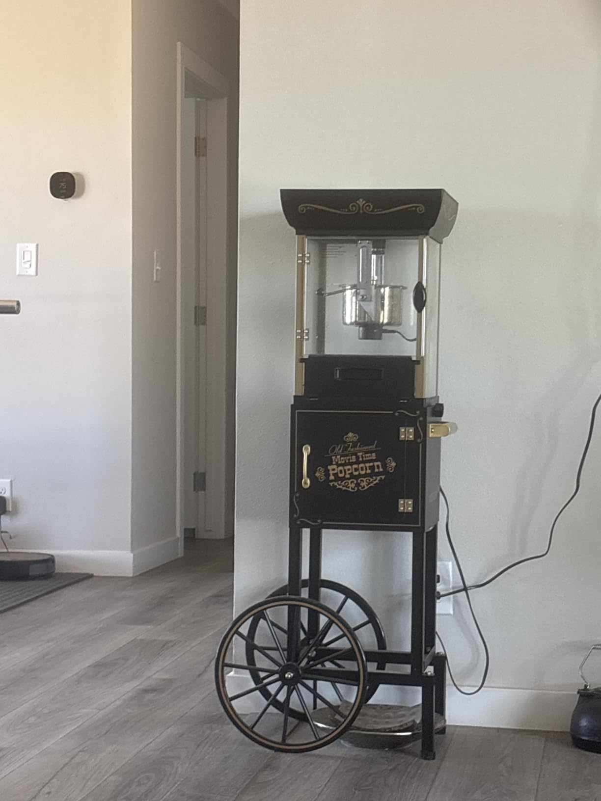 Nostalgia Popcorn Maker Machine - Vintage Theater Style Popcorn Cart With 2.5oz Stainless Steel Kettle, Makes Up To 10 Cups - Black customer photo 2
