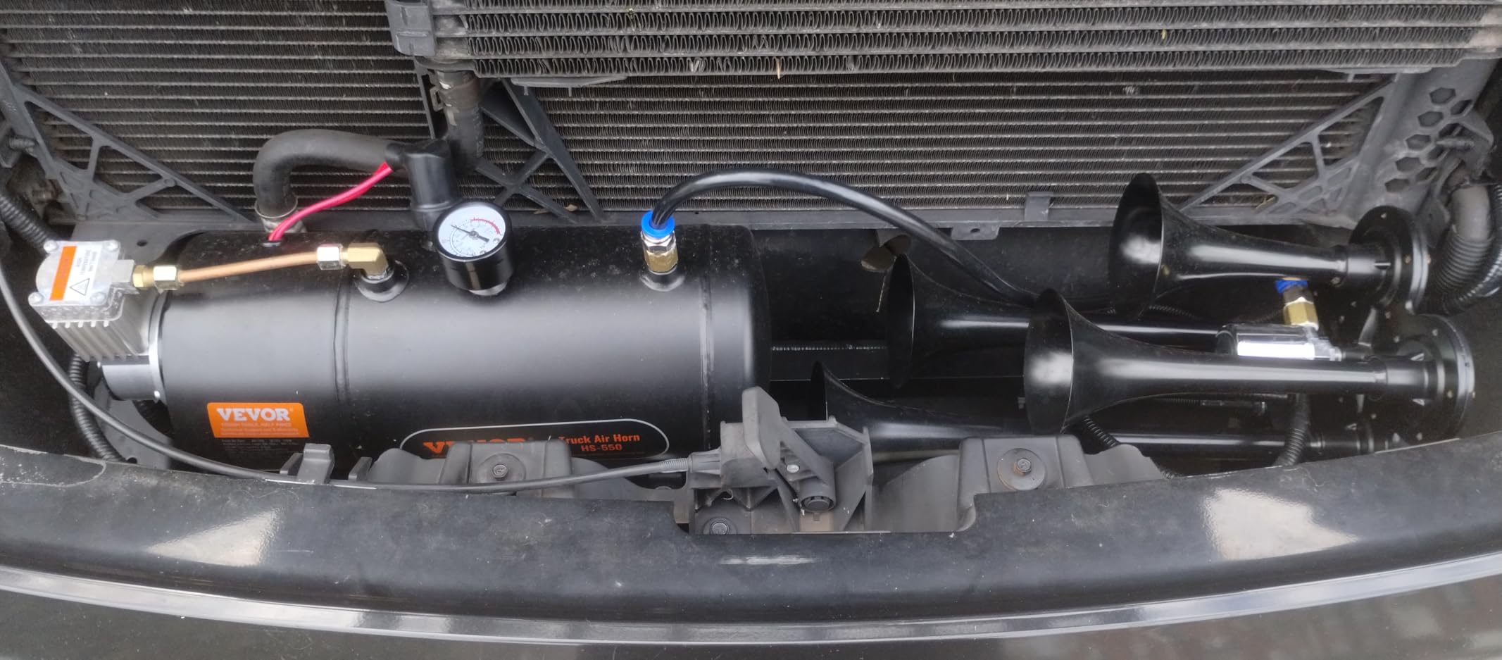 VEVOR 4 Trumpet Air Horn Kit, 150dB Train Horns for Pickup Trucks, 12V 120 psi Air Compressor 1.6 Gal/6 L Tank with Gauge for Any 12V Vehicle Car Truck Train Van Boat customer photo 1