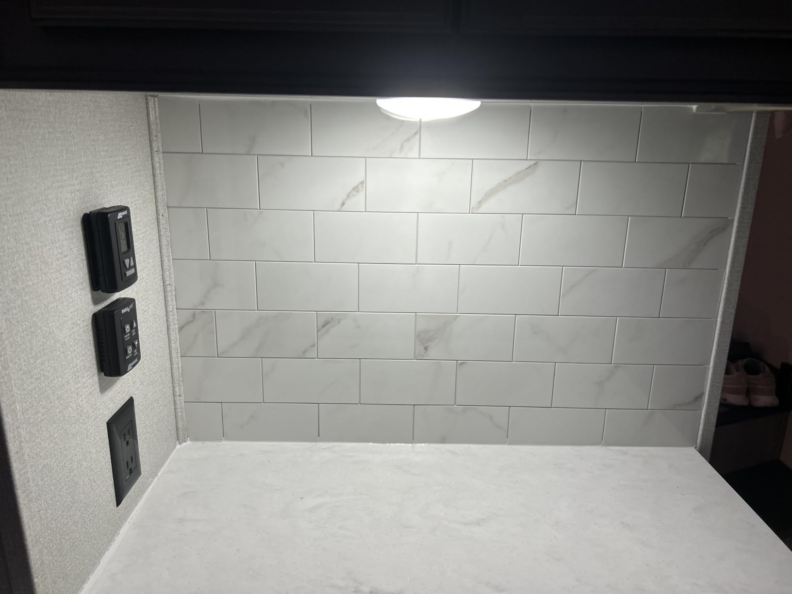 Vamos Tile 100-Piece Glossy Dolomite White Peel and Stick Backsplash Tile, 3''x6'' PVC Subway Tile with White Grout, Stick on Backsplash for Kitchen/Bathroom/Fireplace customer photo 1
