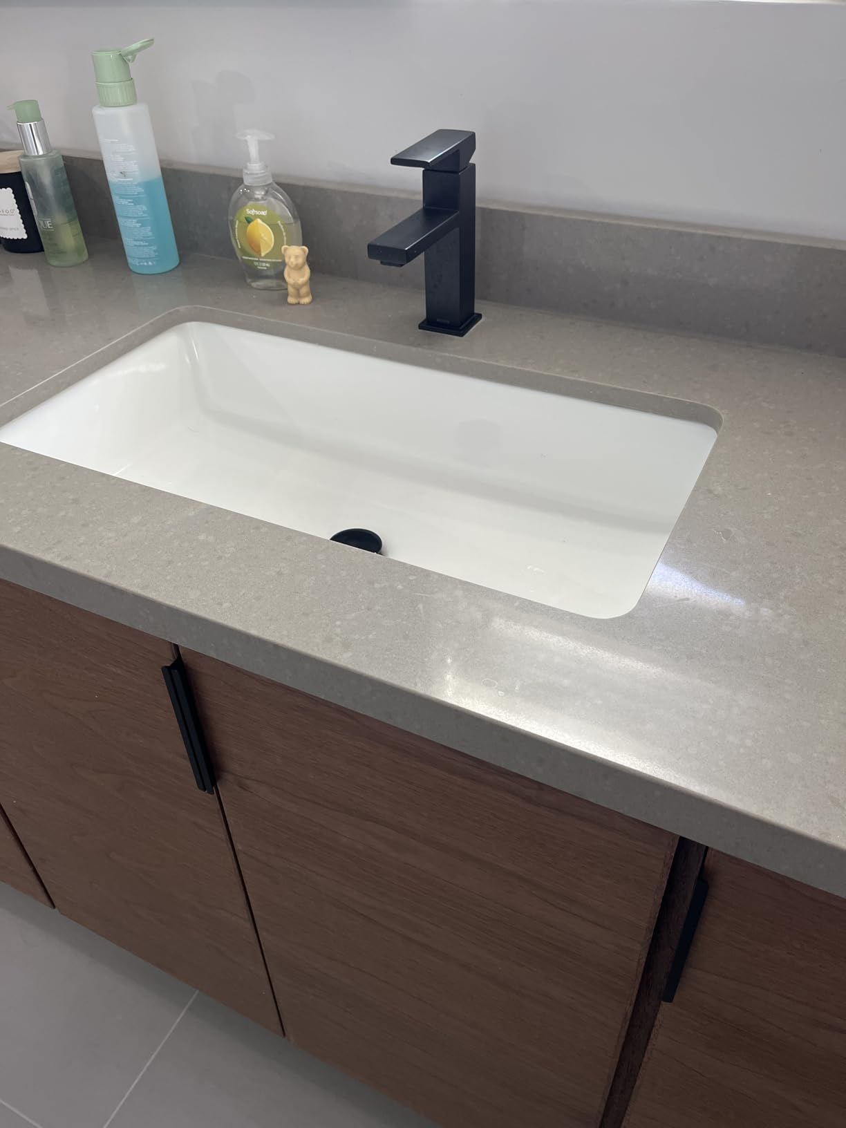 HOROW Undermount Bathroom Sink, 20x15 Inch Rectangle Bathroom Sink with Deep Basin, Anti-Splash Design, Overflow, Small Vanity Sink for Half and Full Bathroom customer photo 2