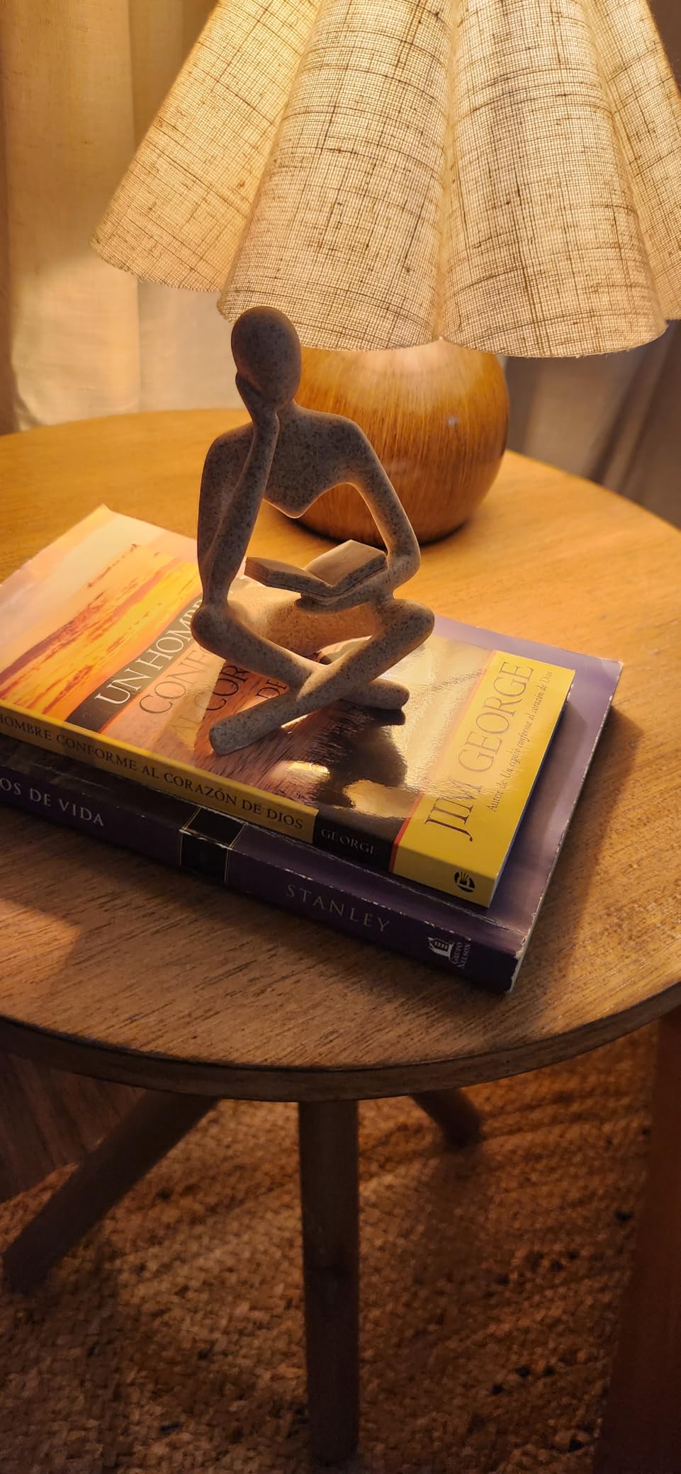 UTTCMK Bookshelf Decor Thinker Statue - Abstract Art Reading Thinker Sculpture Figurine Aesthetic, Modern Home Decoration (Beige) customer photo 1