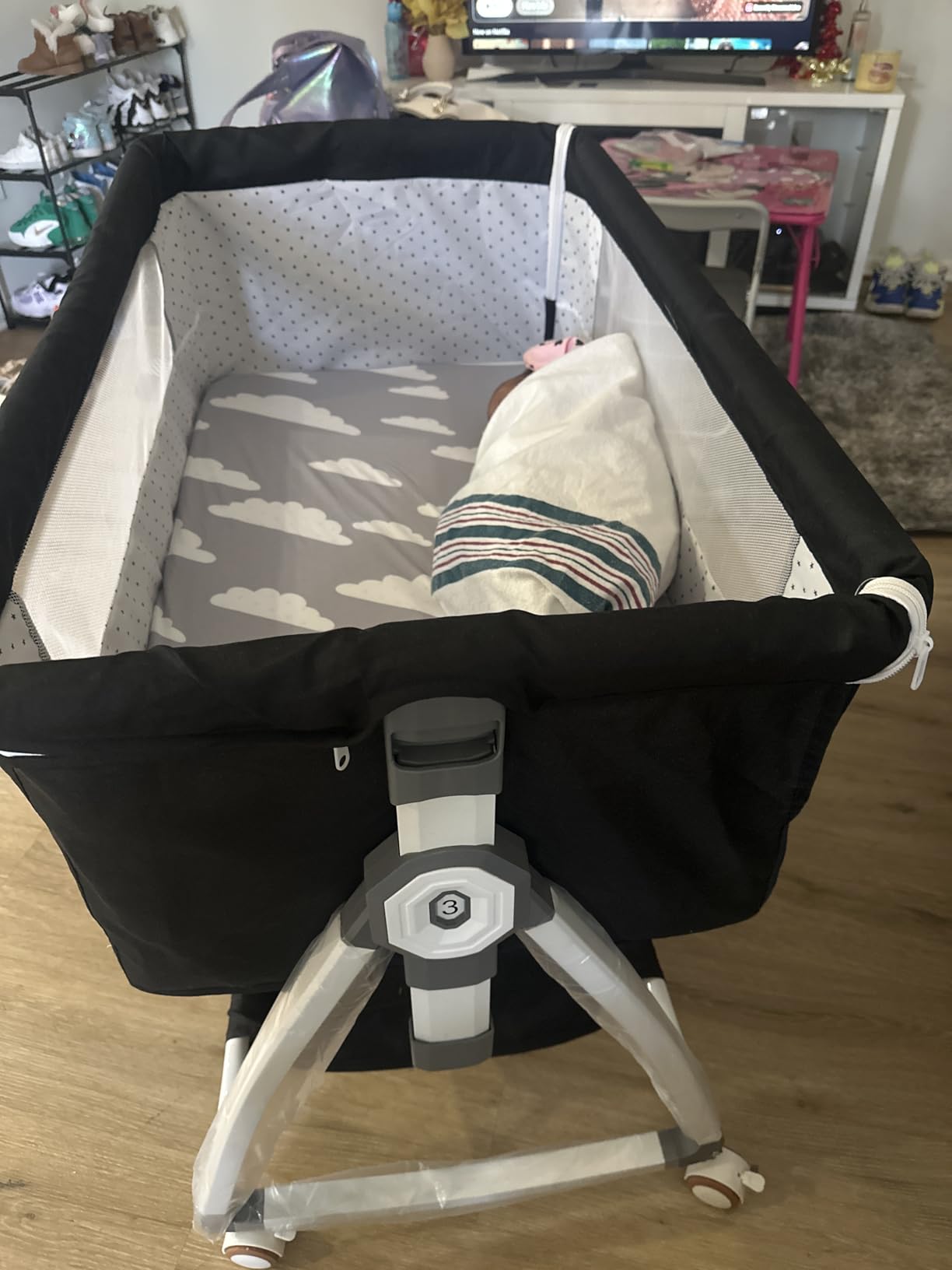 VOOI Baby Bassinet Bedside Sleeper, 3 in 1 Rocking Bassinet for Baby, Bassinet Bedside Sleeper with Wheels, Adjustable Height, Storage Basket, Mattress & Canopy, Bed Side Bassinet for Newborn customer photo 1