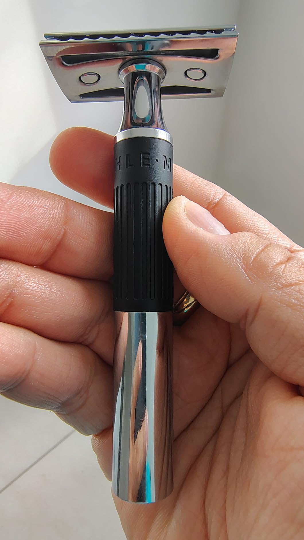 MÜHLE NEO safety razor|double edge safety razor for beginners and experienced shavers|sustainable eco-friendly and reusable|for men and women|chrome with black silicone grip handle customer photo 1