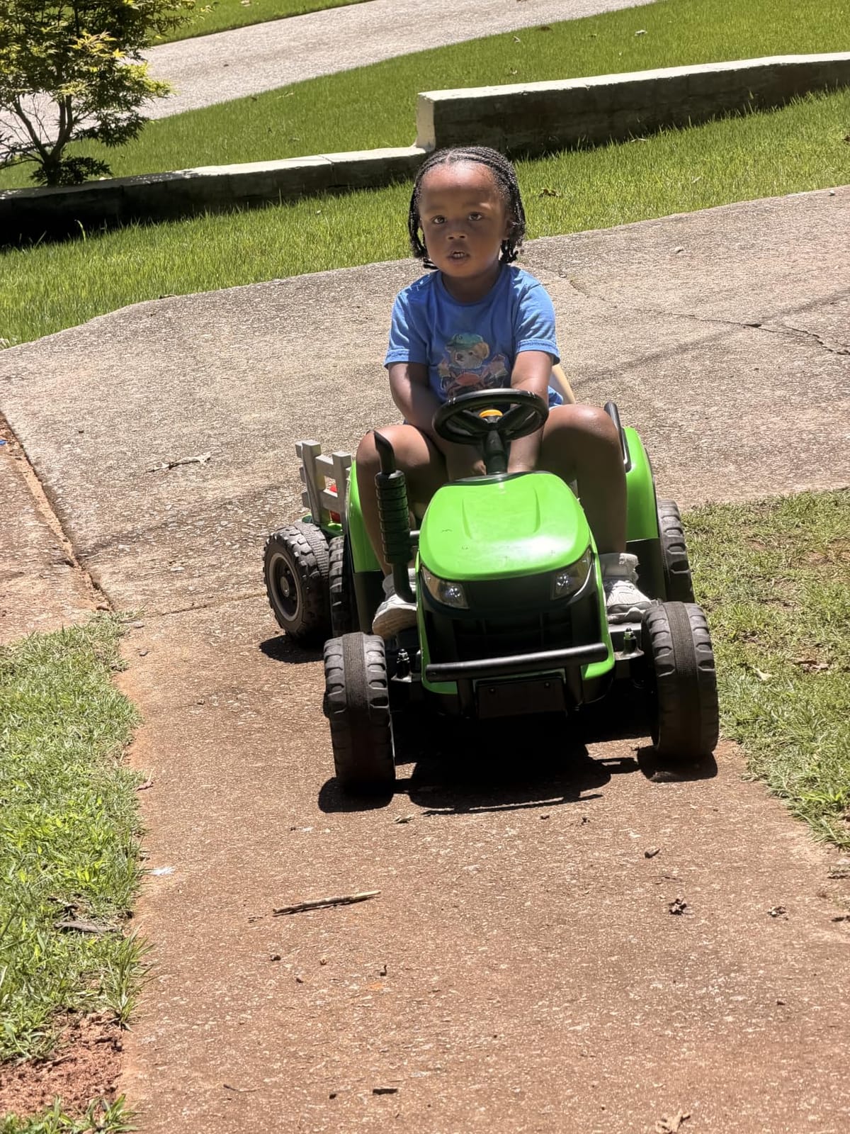 ARBELI 24V Ride On Tractor w/ 2.4G Remote Control, Tiltable Trailer, 2x75W Motors, EVA Tires, Bluetooth Music, Ages 2-5 (Green) customer photo 2