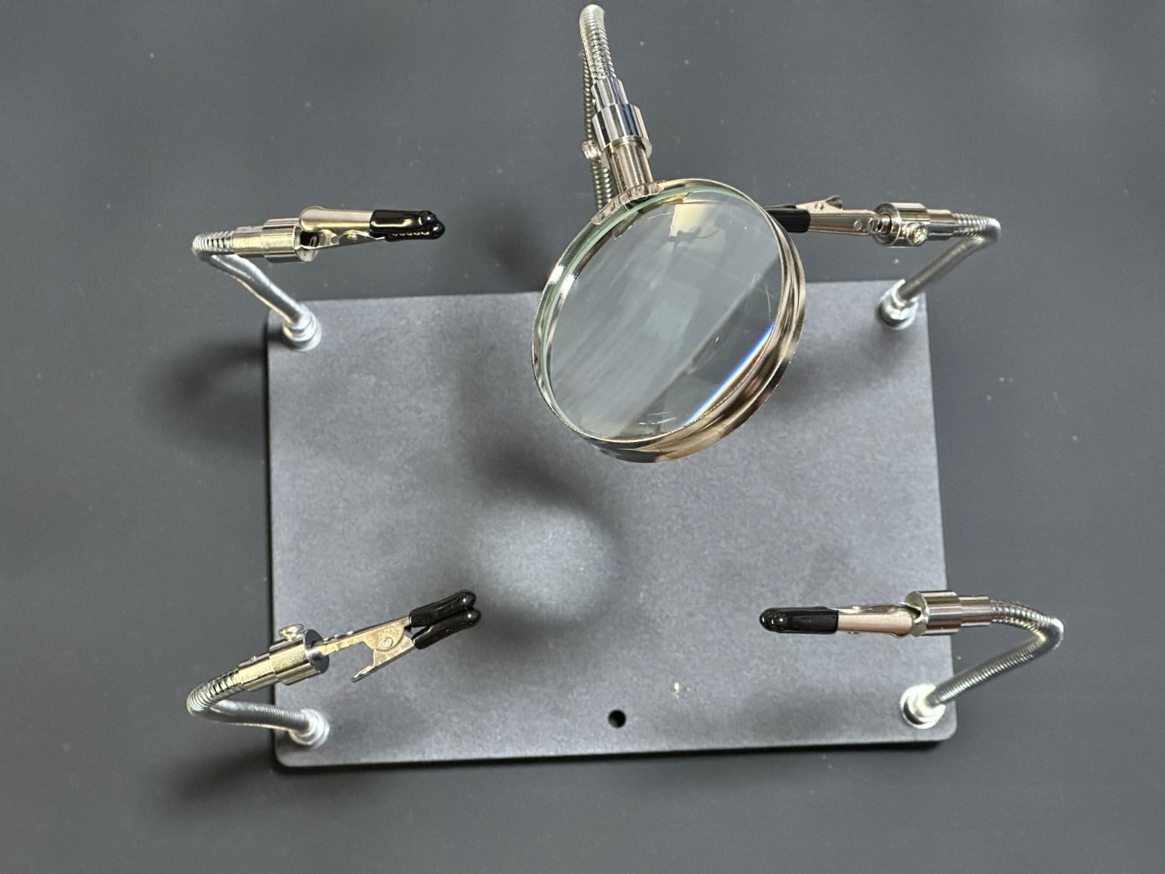 Kaisiking Helping Hands Soldering Station with Magnifying Glass, PCB Holder 4 Flexible Arms Magnifier and Third Hand Soldering Tool for Electronic Repair Soldering Jewelry Crafts customer photo 1