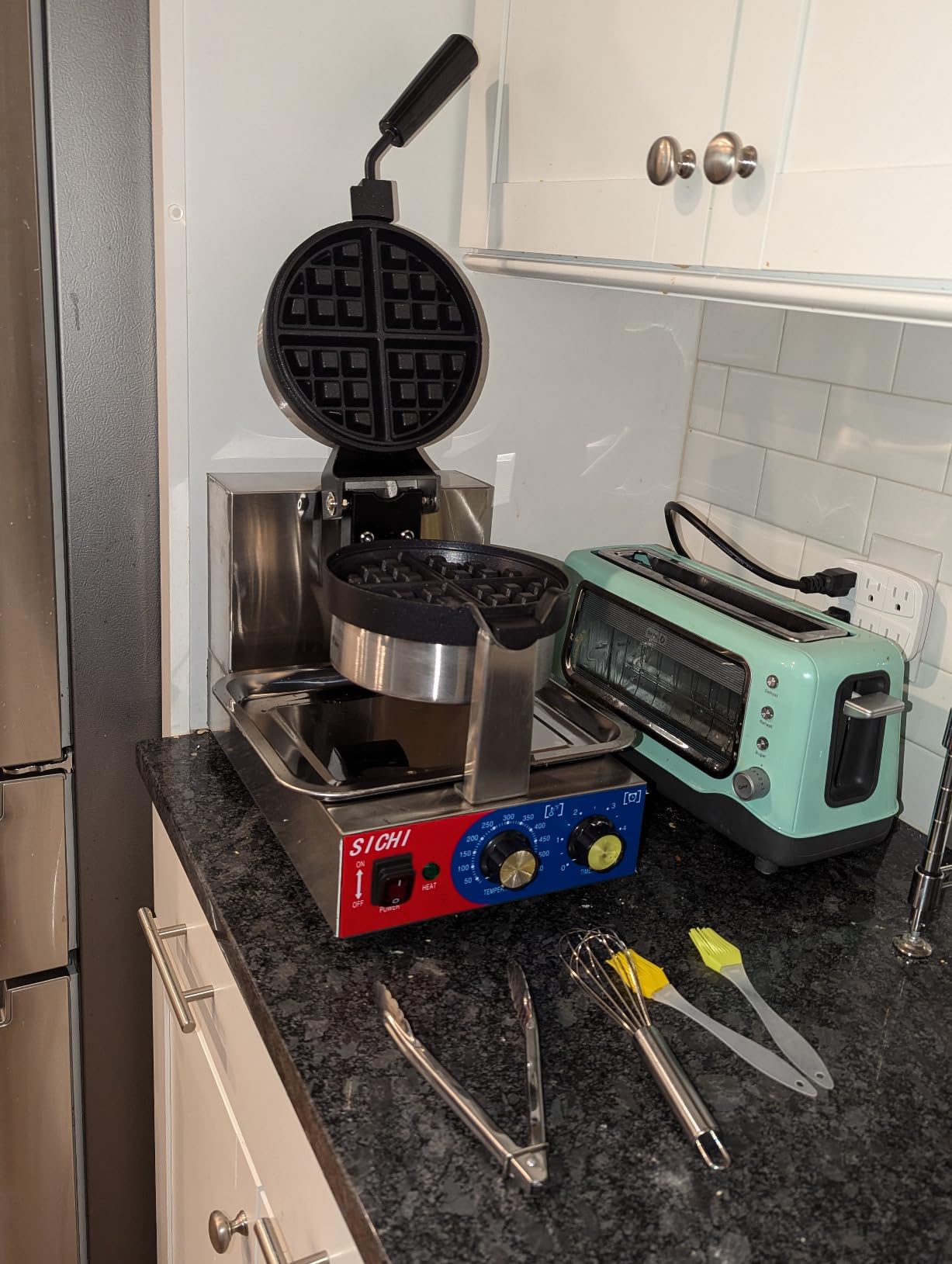 Commercial Waffle Maker - Belgian Waffle Maker w/Non-stick Baking Pan and 550℉ Heating, 1200W Rotating Waffle Iron for 1.2