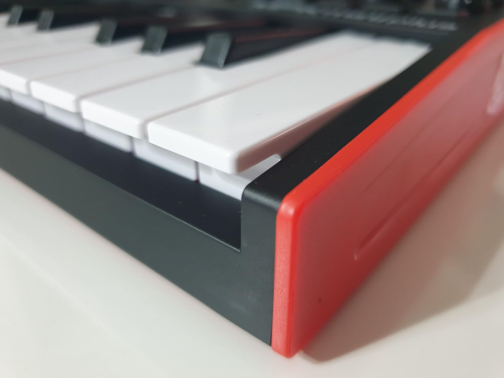 Akai Professional MPK Mini Plus 37-Key USB MIDI Keyboard Controller, White | Velocity-Sensitive Mini Keys, 8 MPC Pads, 64 Step Sequencer, MIDI/CV/Gate I/O, Software Suite Included, for Beat Makers customer photo 2