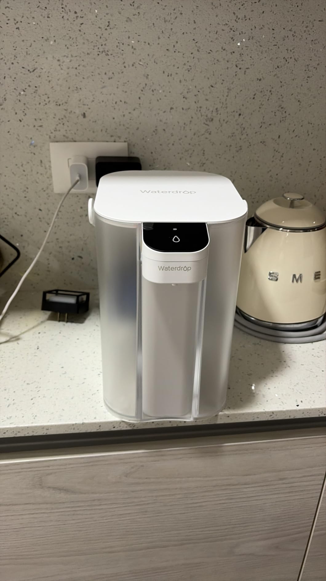 Waterdrop ED01W Electric Water Filter Pitcher, NSF/ANSI 42&53&401&372, White | 200-Gallon Long-Life, Reduce 99.6% of Lead and 45+ Impurities, 15-Cup, Rechargeable Instant Dispenser customer photo 2