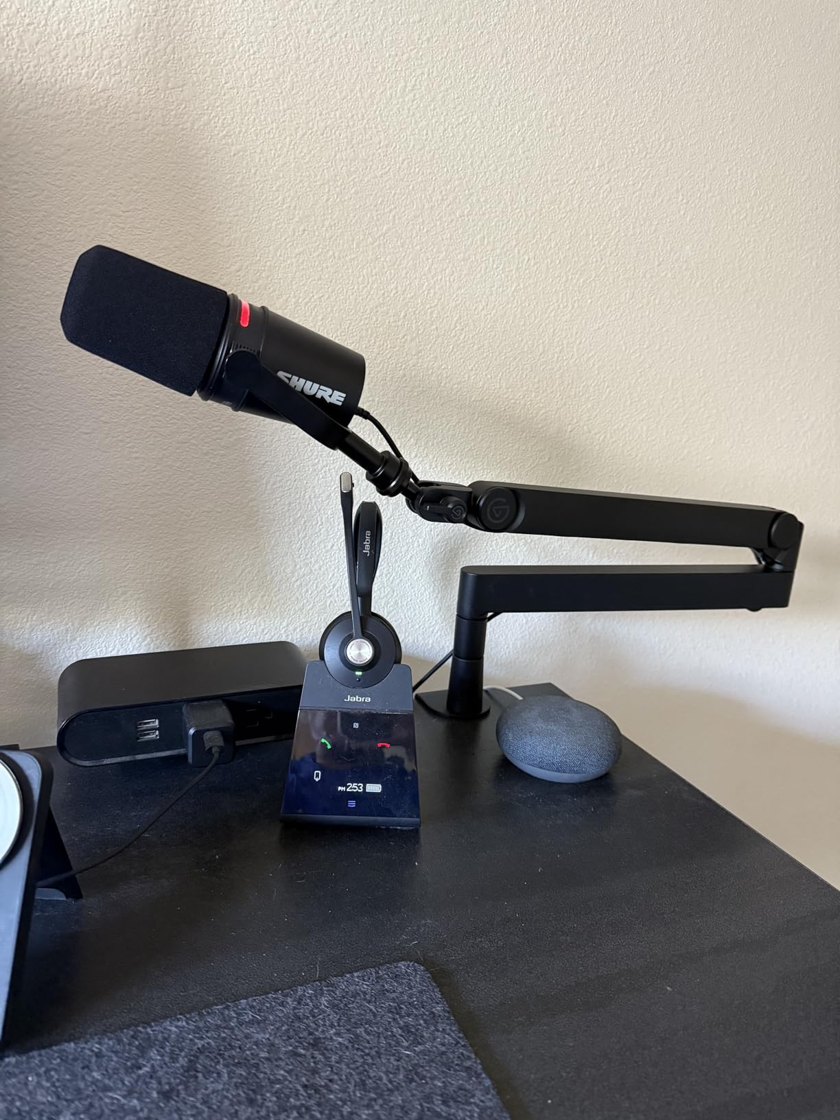 Elgato Wave Mic Arm Pro White, Gas Spring Mic Arm | Supports up to 3kg, Silent gas-spring adjustment, Hidden cable channels, Padded clamp, Compatible with most mic brands customer photo 1