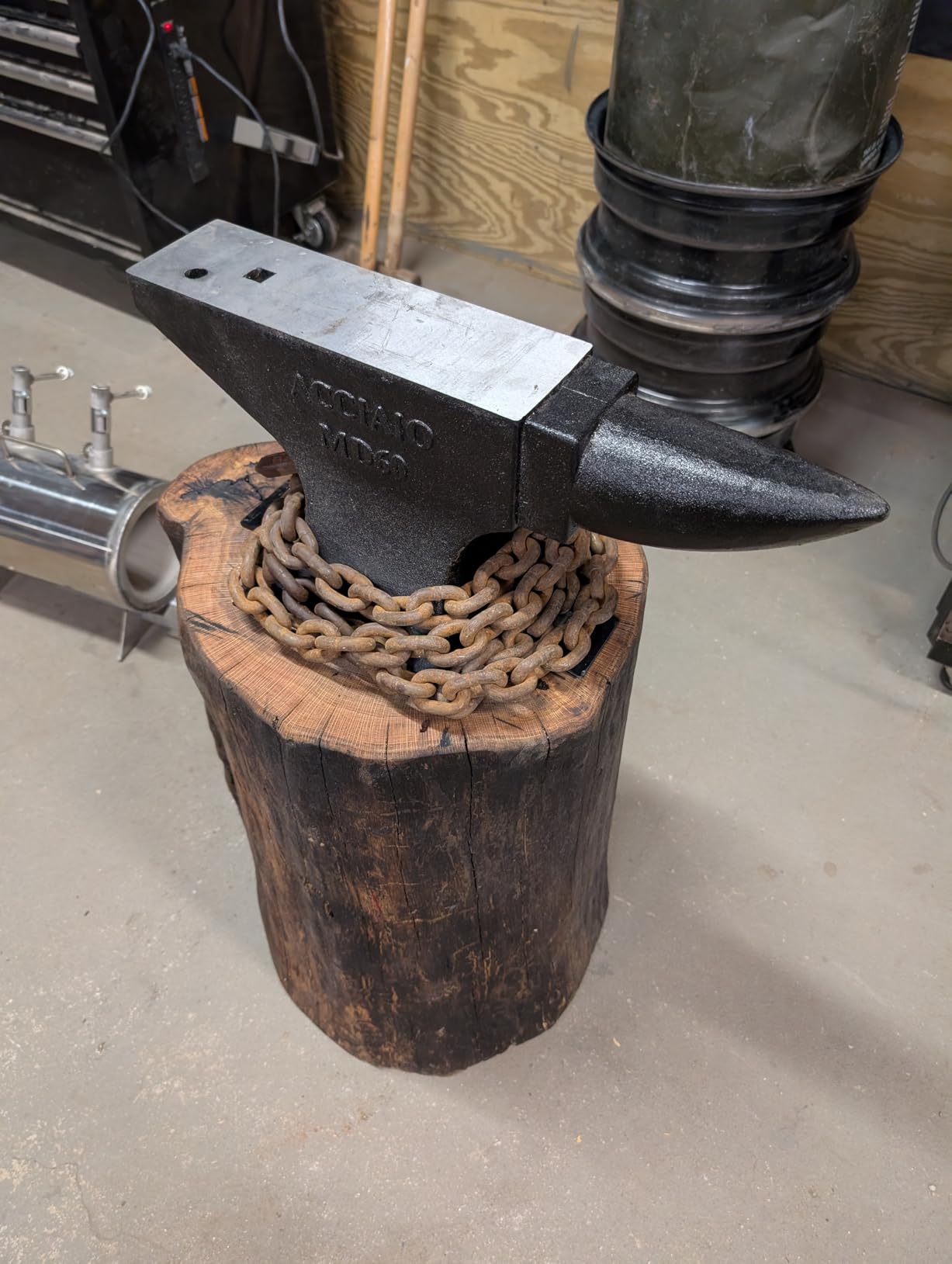 Cast Steel Anvil,132 Lbs(60kg) Single Horn Anvil,High Hardness Round Horn Anvil Blacksmith with Large Countertop and Stable Base,Metalsmith Tool for Bending and Shaping,Black customer photo 1