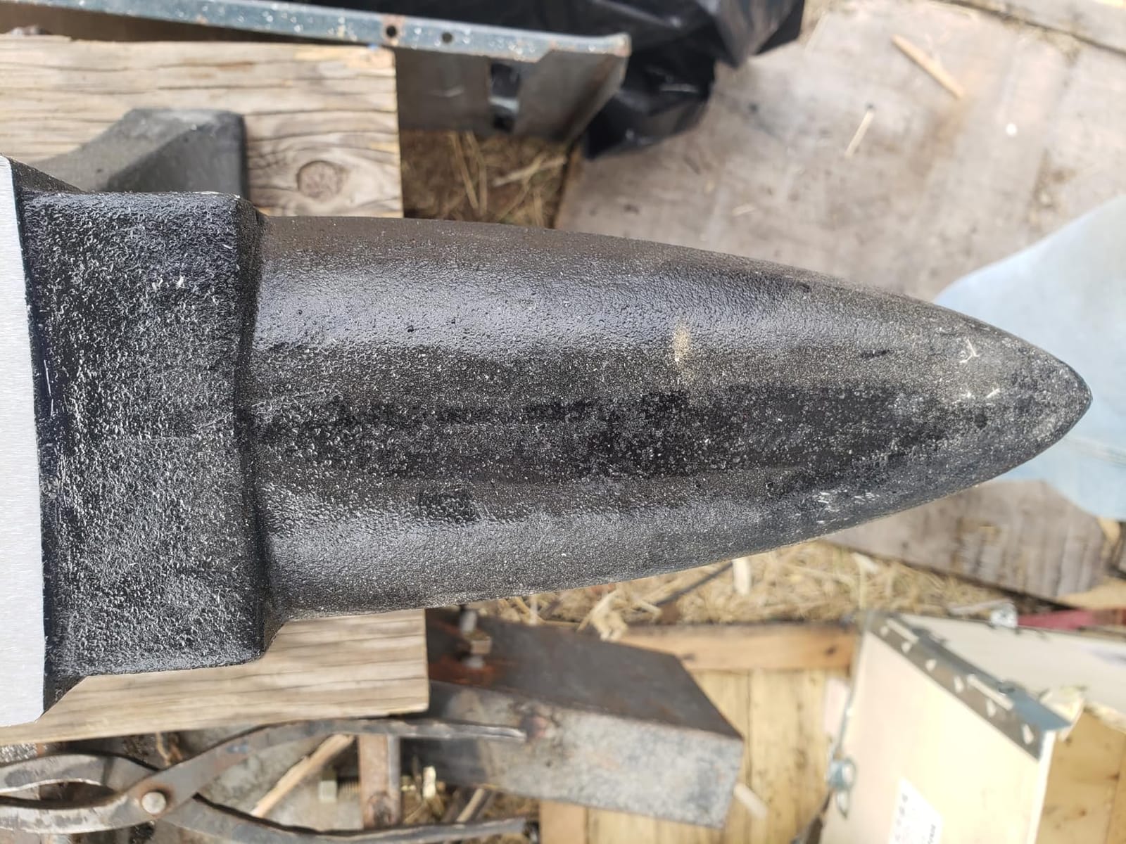 Cast Steel Anvil,132 Lbs(60kg) Single Horn Anvil,High Hardness Round Horn Anvil Blacksmith with Large Countertop and Stable Base,Metalsmith Tool for Bending and Shaping,Black customer photo 2