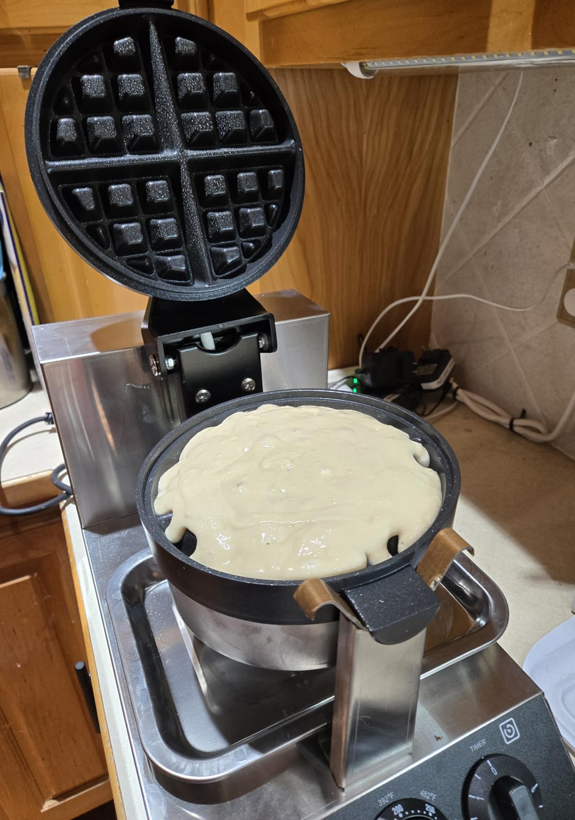 Commercial Waffle Maker, 1230W Round Waffle Baker Machine, Non-Stick Stainless Steel Belgian Waffle Iron with Temperature and Time Control, Handle, for Restaurant Bakery Snack Bar Family customer photo 2