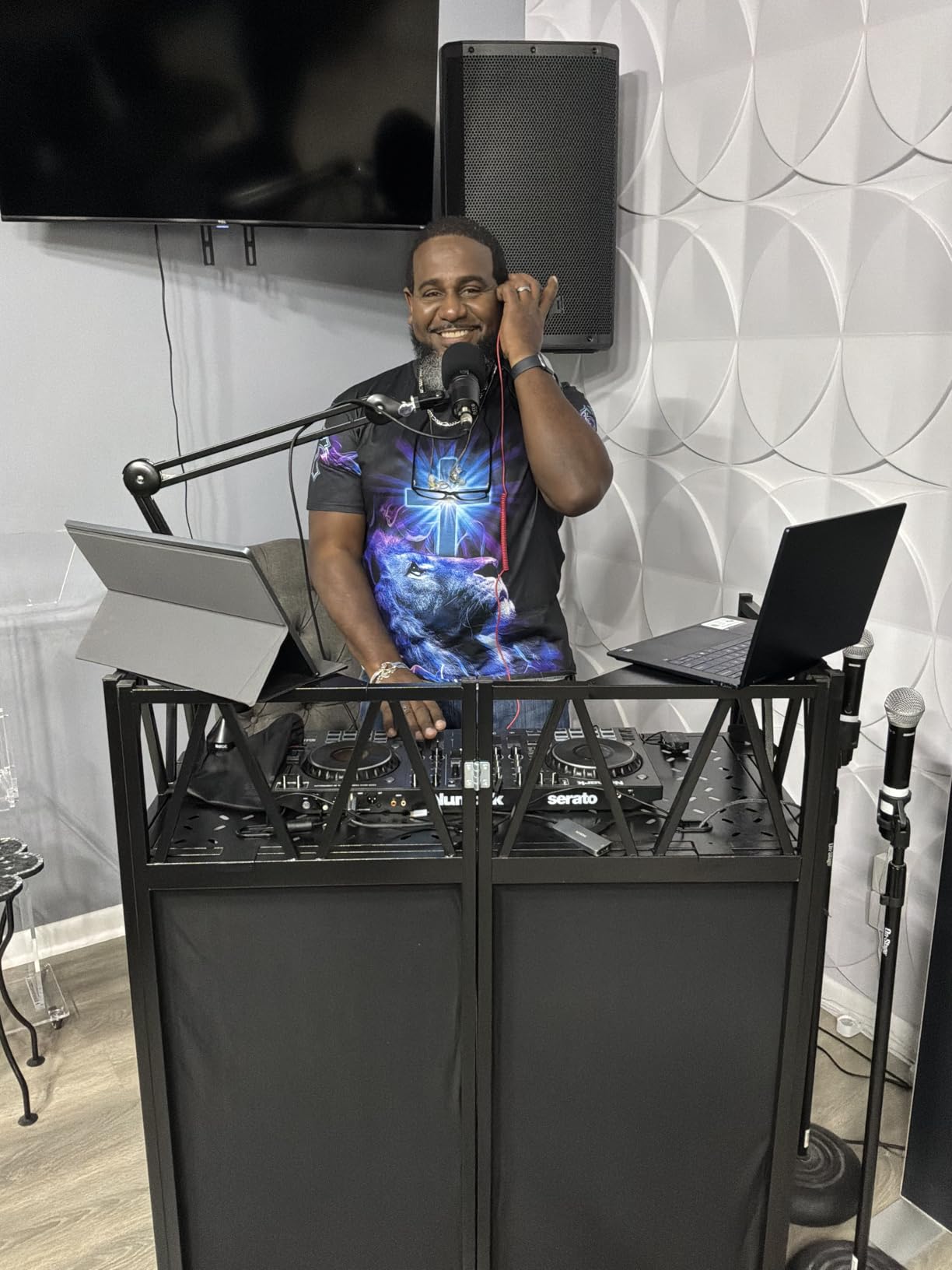 RDCMKL DJ Table Stand Portable Booth, All-Metal Heavy-Duty Foldable DJ Stand, Iron Plate Surface DJ Facade Booth, with 8 Machine-Washable Scrims, Travel Bag customer photo 2