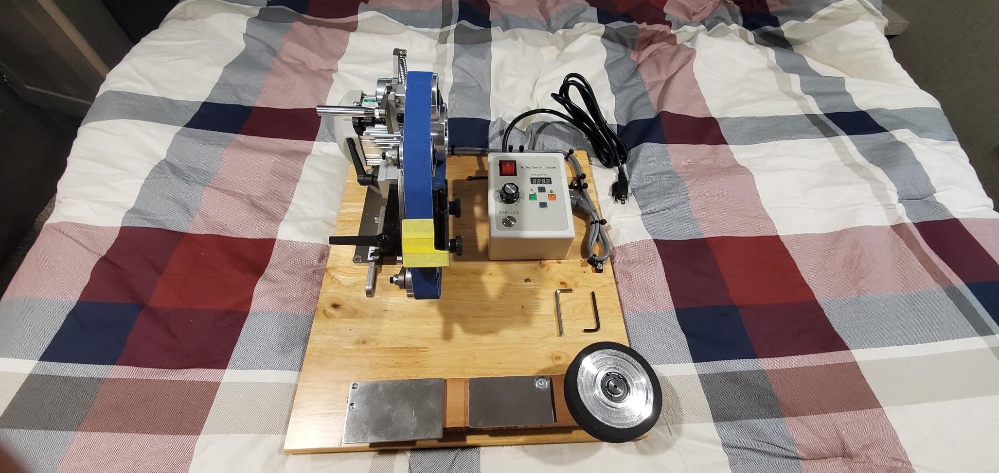VEVOR Belt Grinder Sander, 30 x 1-Inch Variable Speed Belt Polisher with VFD, 550W Polishing Grinding Machine with 2 Grinding Moulds & 3PCS Sanding Belts for Metalworking, Knife Making customer photo 1
