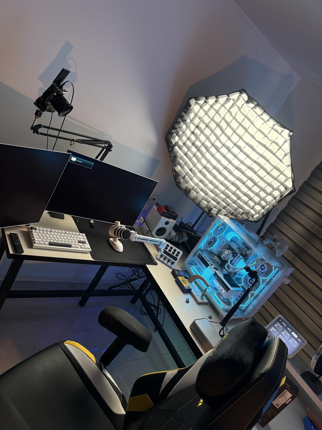 Nanlite FS-300B Bi-Color LED Video Light | 350W, 2700K-6500K, CRI 96+, Bowens Mount, App Control, Professional Lighting for Photography YouTube & Live Streaming customer photo 1