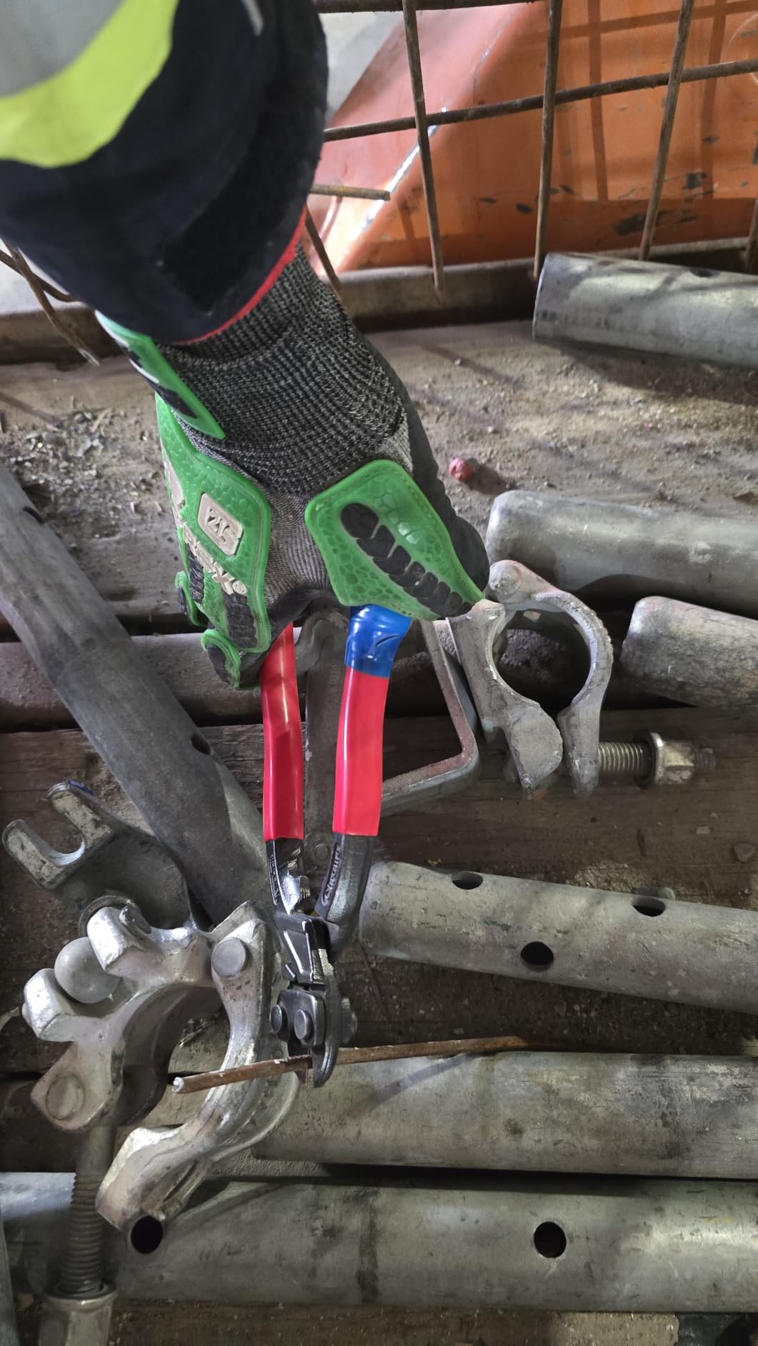HAUTMEC 8 Inch Mini Bolt Cutters, High Leverage Compact Bolt Cutter, Anti-Slip Comfort Grip, CRV Steel Blade with Recess, Cuts Rods, Bolts, Wires, Cables, Rivets, and Chains, HT0463 customer photo 1