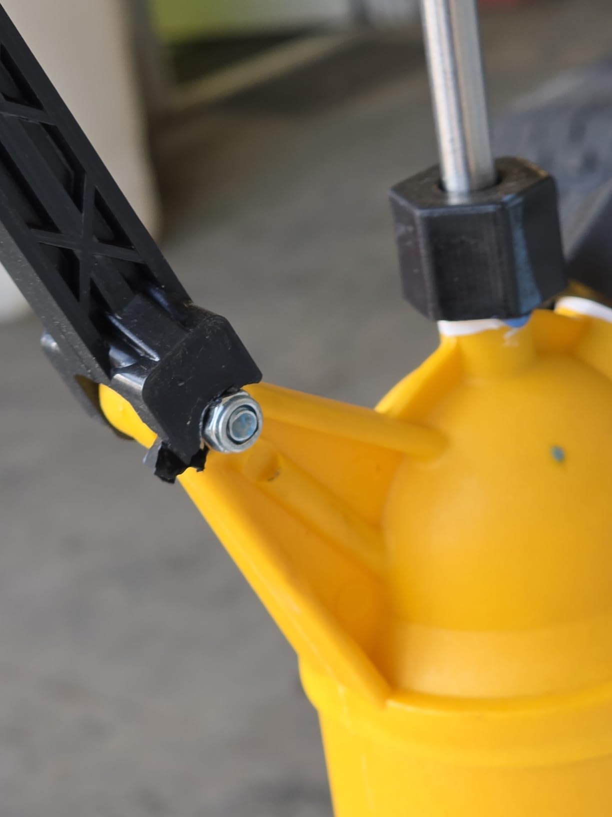 Lever Action Barrel Pump, 55 Gallon Drum Pump, For Fuels, Chemicals, Corrosive Liquids, Water Based Fluids, Fits 5 to 55 Gallon Drums & Barrels (Reinforced PP - High Corrosion Resistance) customer photo 1