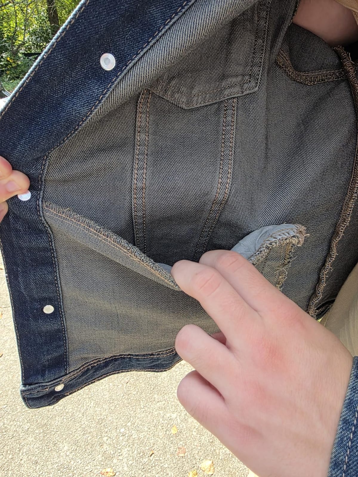 Amazon Essentials Men's Heavyweight Low Stretch Regular-Fit Denim Jacket, Chest Patch Pockets customer photo 2