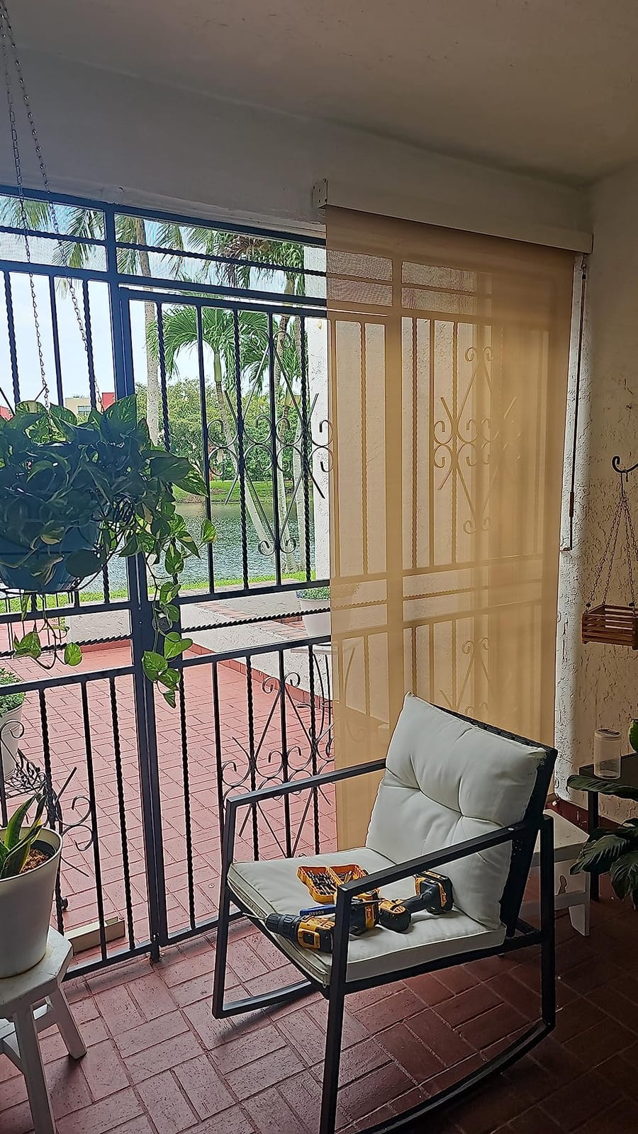 VICLLAX Premium Outdoor Roller Shade Solar Fabric Exterior Roller Shade for Porch Patio Balcony, Crank Operated with Aluminum Protective Valance (4' W X 8' L), Mocha customer photo 1