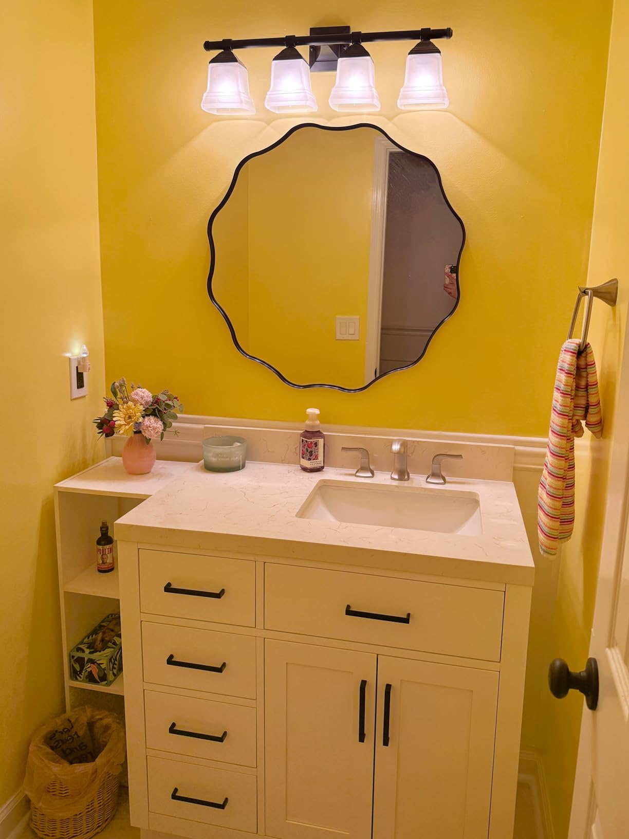 VooBang Gold Scalloped Circle Mirror, 24