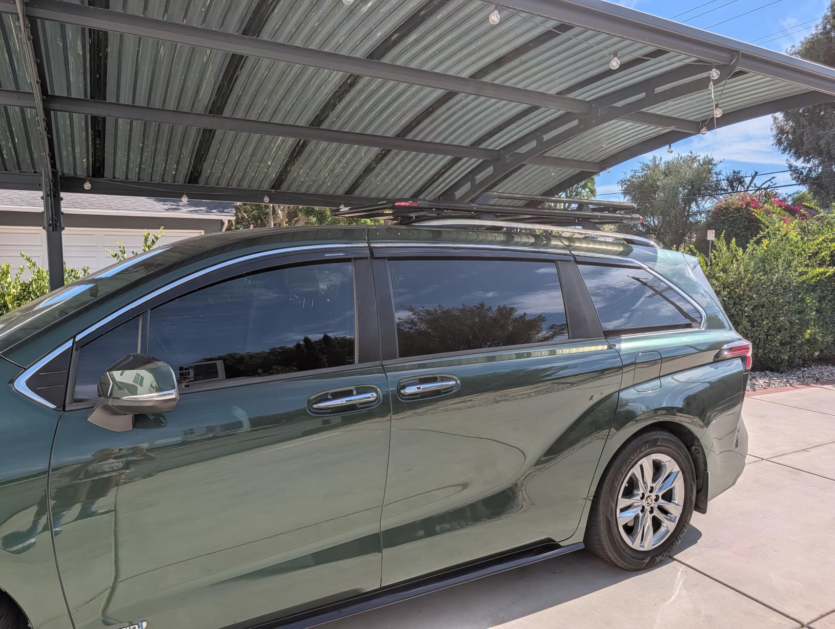 VEVOR Roof Rack Cargo Carrier, 48 x 40 x 5.6 in, Universal Rooftop Cargo Basket, Car Top Luggage Holder with 150 lbs Max Load Capacity, 4.1 in Fence, Anti-Rust Alloy Steel, Wind Fairing, for SUV Car customer photo 1